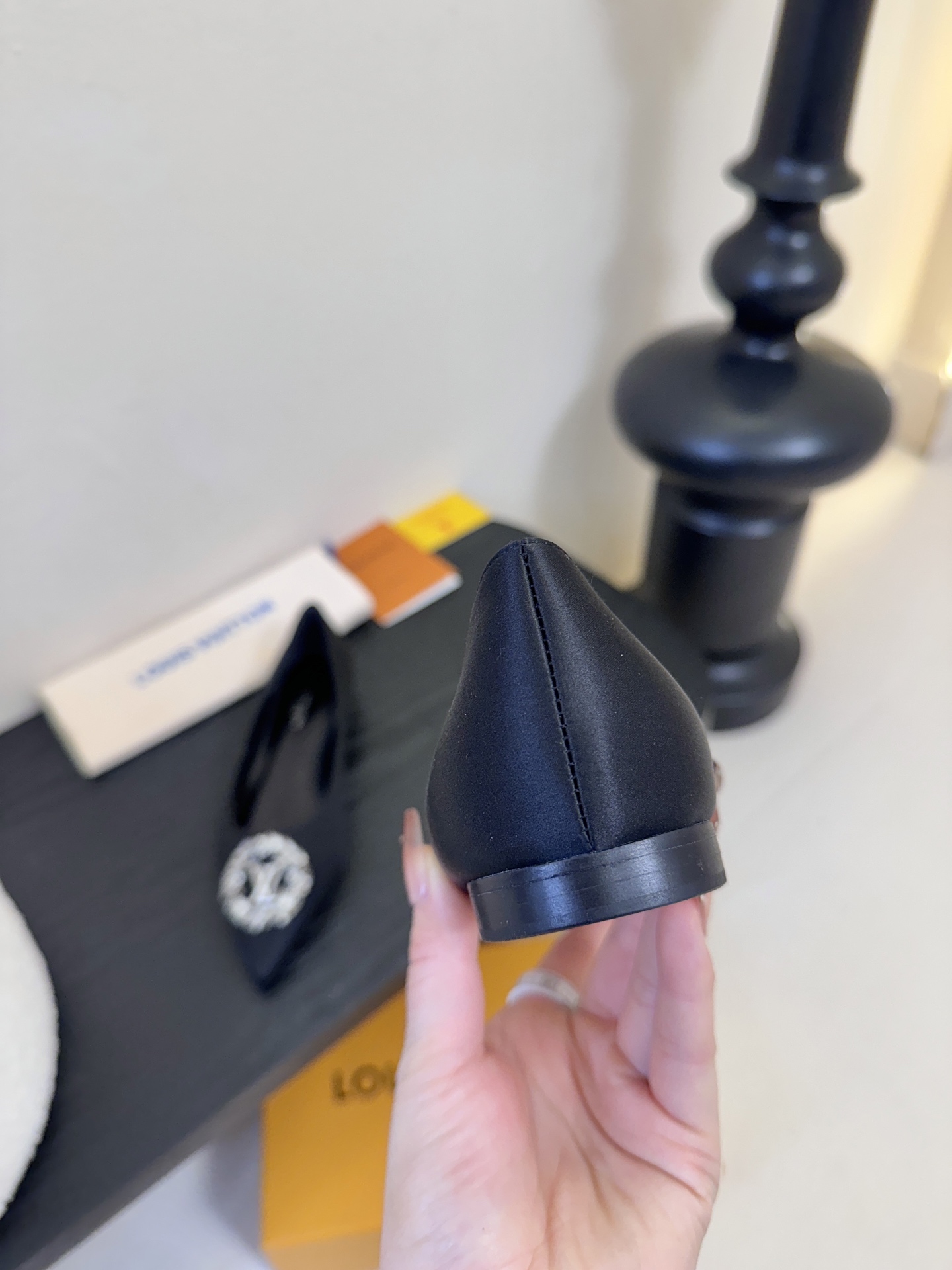 平底 LV驴牌26年新款 珍珠钻扣尖头高跟鞋缎面光泽➕满钻logo,被LV的绝美配色狠狠拿捏！美到跺脚，