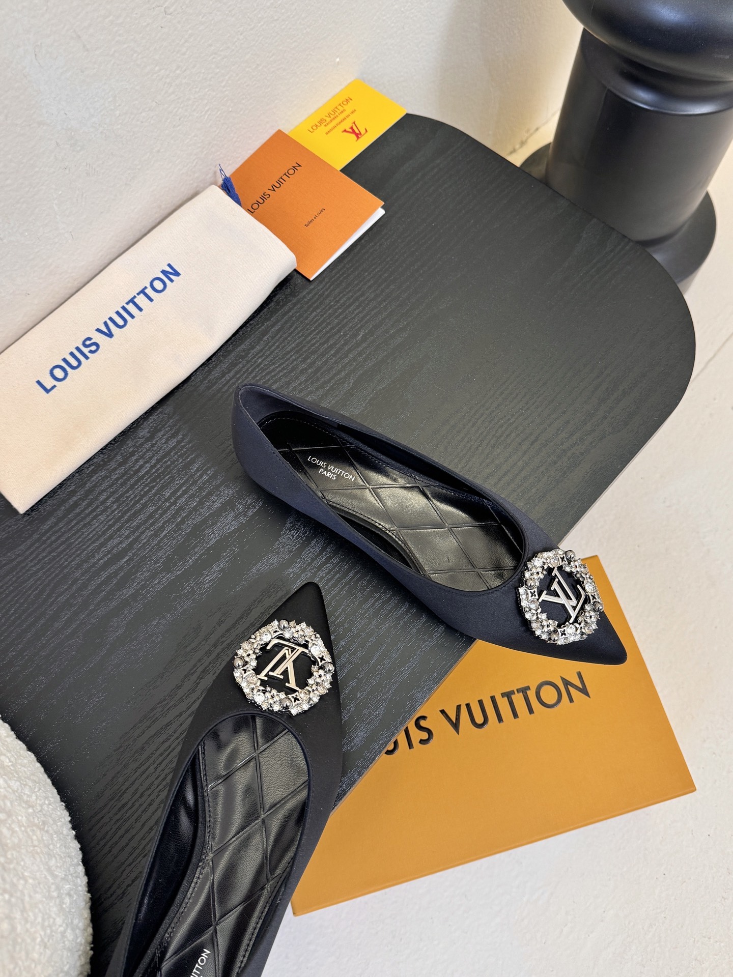 平底 LV驴牌26年新款 珍珠钻扣尖头高跟鞋缎面光泽➕满钻logo,被LV的绝美配色狠狠拿捏！美到跺脚，