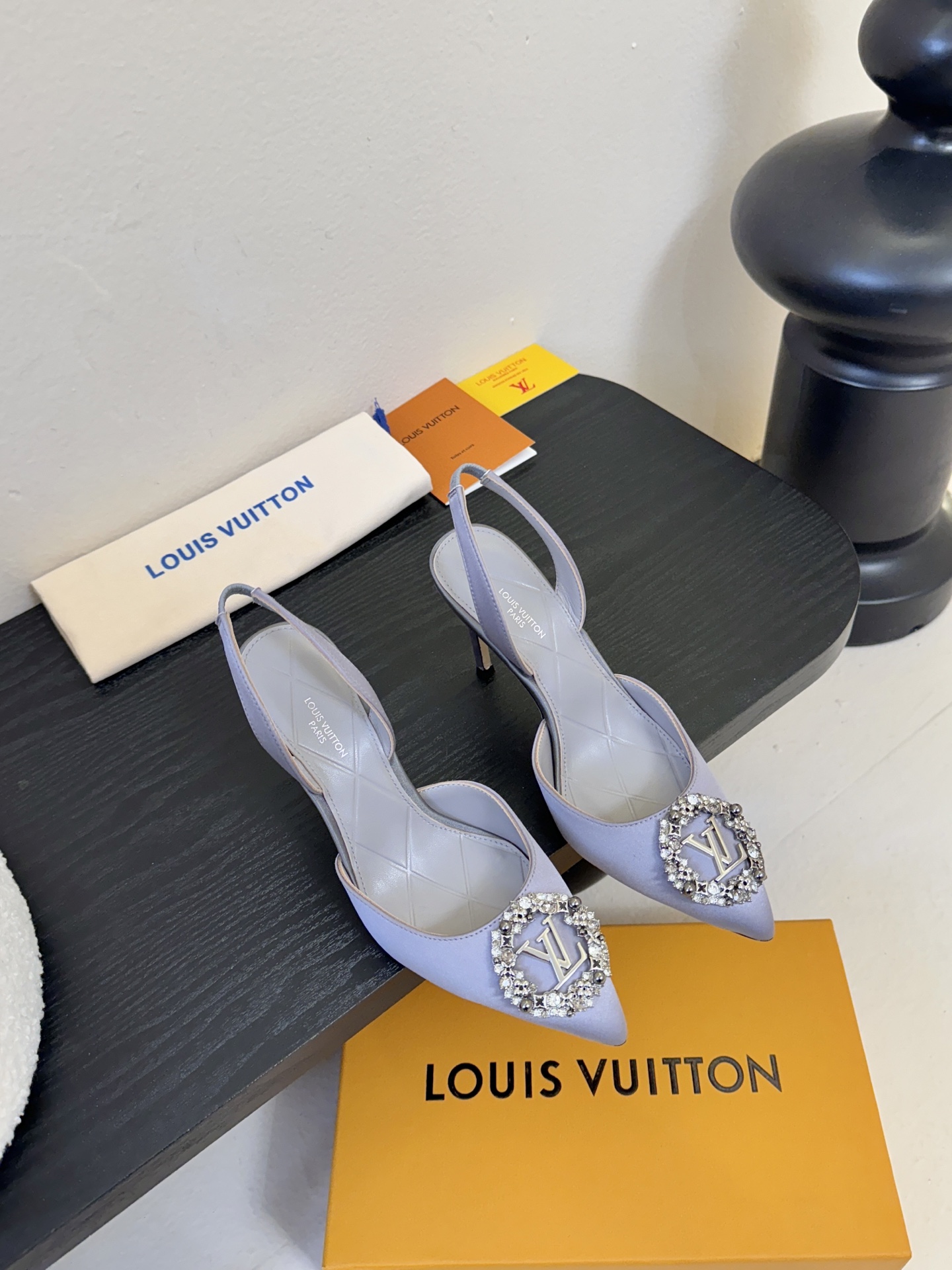 凉鞋 LV驴牌26年新款 珍珠钻扣尖头高跟鞋缎面光泽➕满钻logo,被LV的绝美配色狠狠拿捏！美到跺脚，