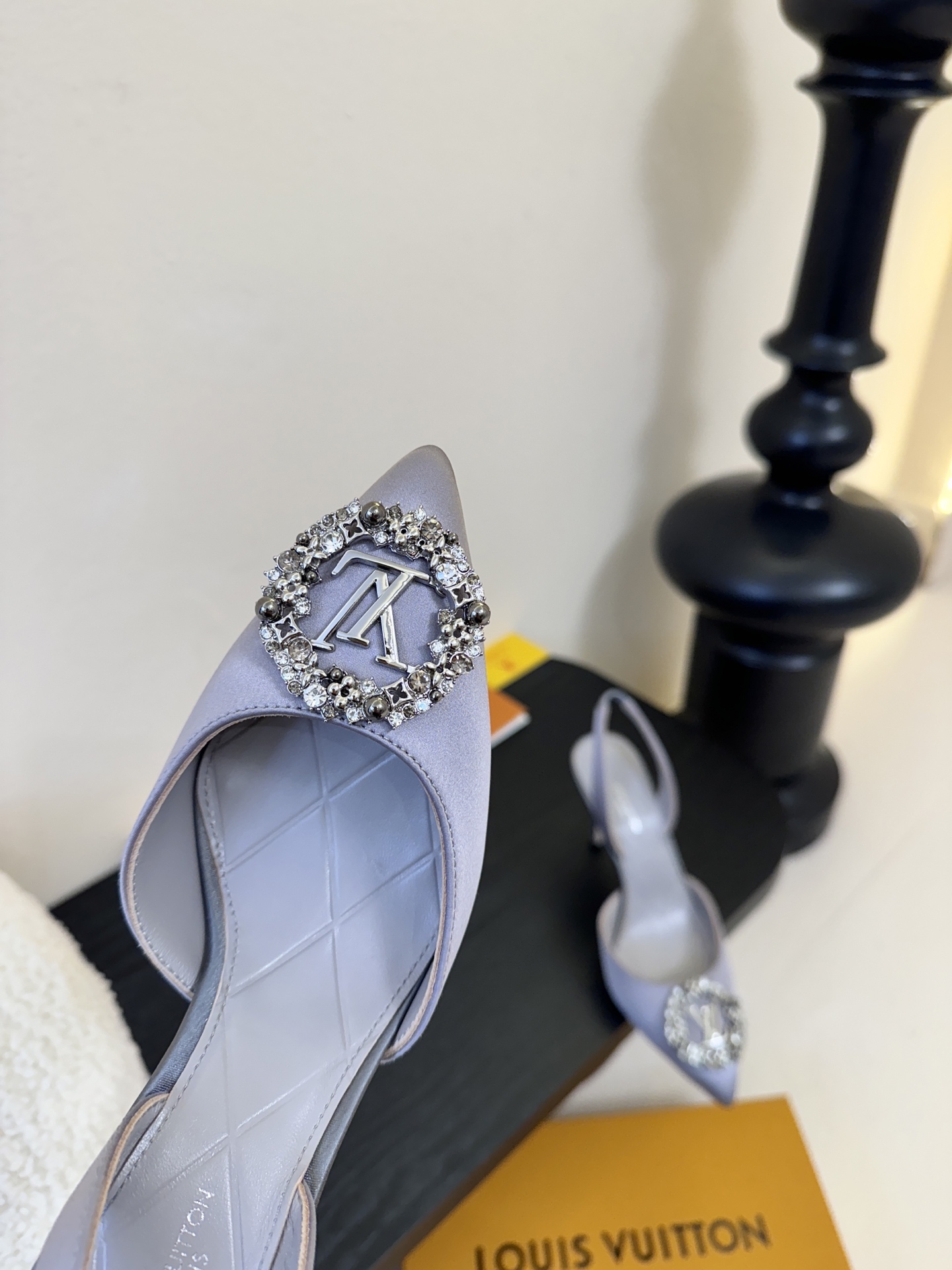 凉鞋 LV驴牌26年新款 珍珠钻扣尖头高跟鞋缎面光泽➕满钻logo,被LV的绝美配色狠狠拿捏！美到跺脚，