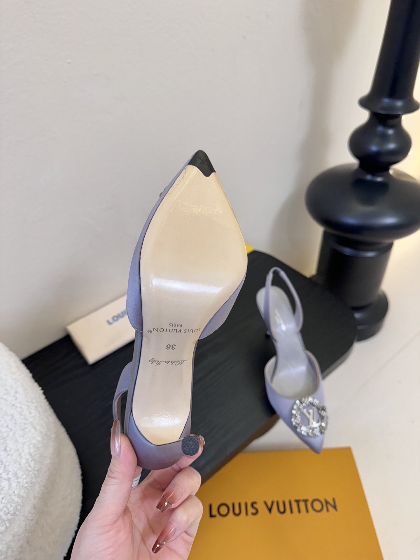 凉鞋 LV驴牌26年新款 珍珠钻扣尖头高跟鞋缎面光泽➕满钻logo,被LV的绝美配色狠狠拿捏！美到跺脚，