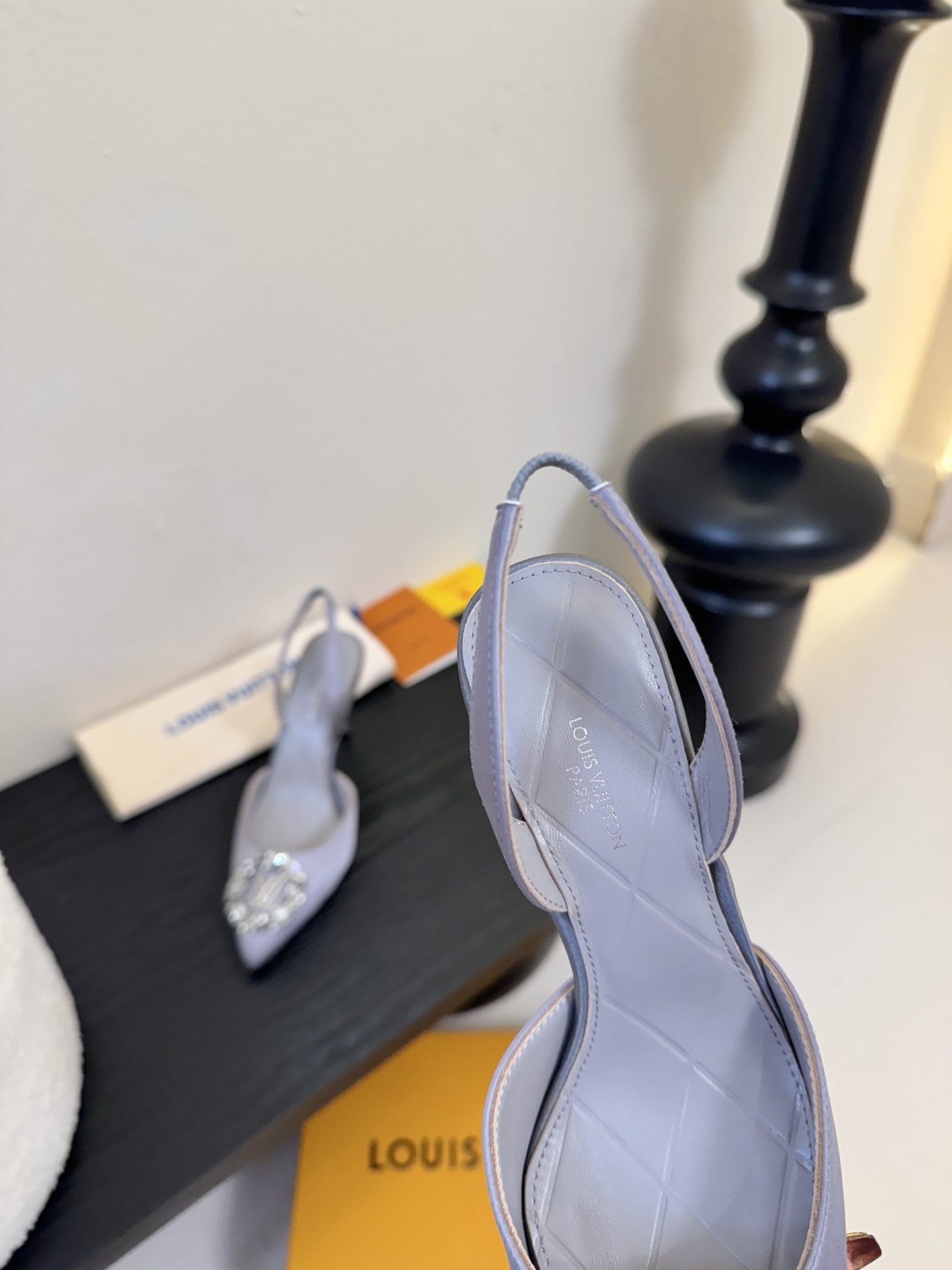 凉鞋 LV驴牌26年新款 珍珠钻扣尖头高跟鞋缎面光泽➕满钻logo,被LV的绝美配色狠狠拿捏！美到跺脚，