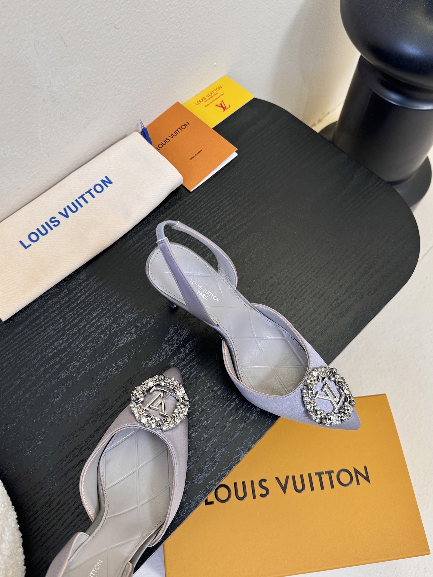 凉鞋 LV驴牌26年新款 珍珠钻扣尖头高跟鞋缎面光泽➕满钻logo,被LV的绝美配色狠狠拿捏！美到跺脚，