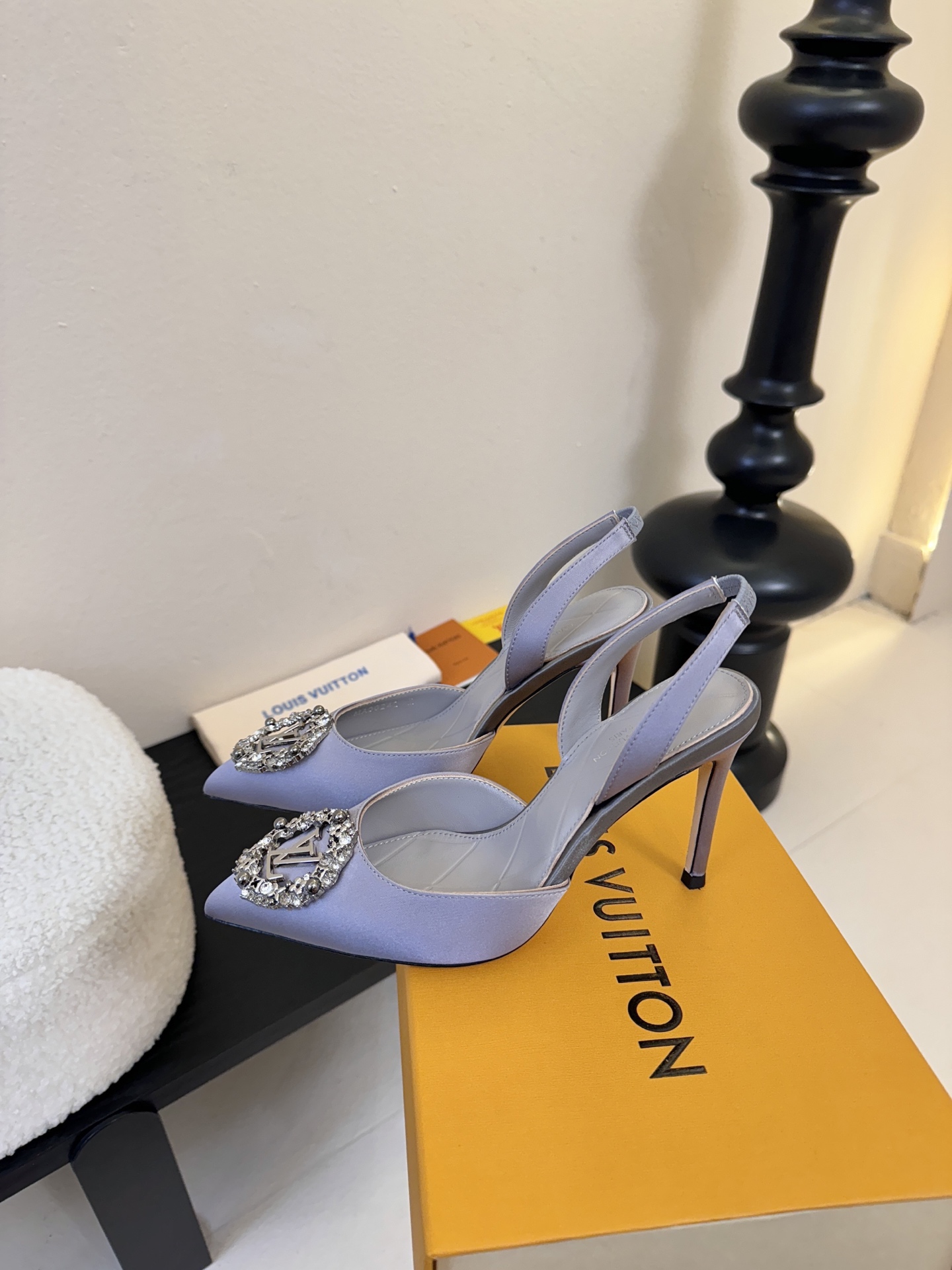 凉鞋 LV驴牌26年新款 珍珠钻扣尖头高跟鞋缎面光泽➕满钻logo,被LV的绝美配色狠狠拿捏！美到跺脚，