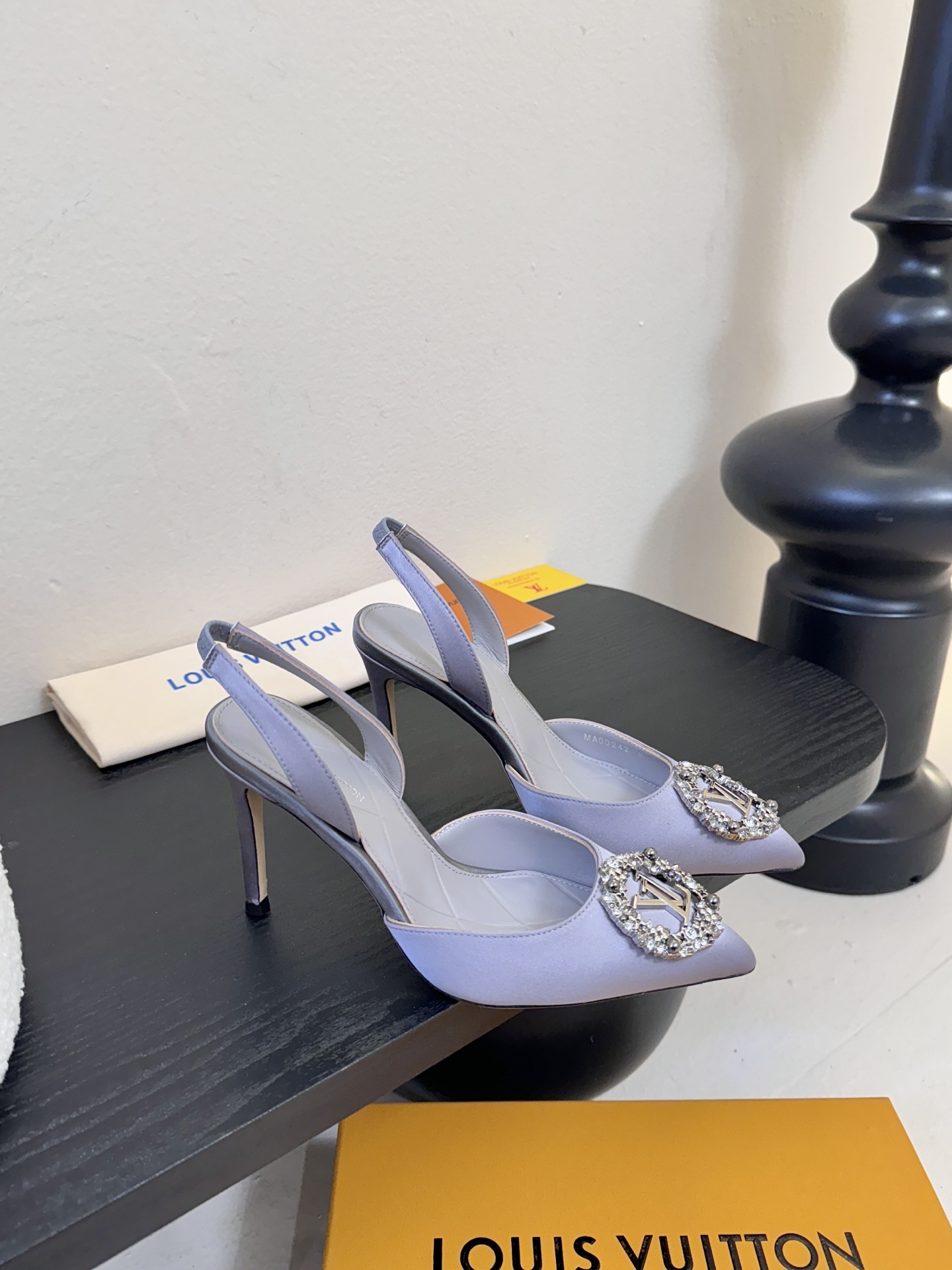 凉鞋 LV驴牌26年新款 珍珠钻扣尖头高跟鞋缎面光泽➕满钻logo,被LV的绝美配色狠狠拿捏！美到跺脚，