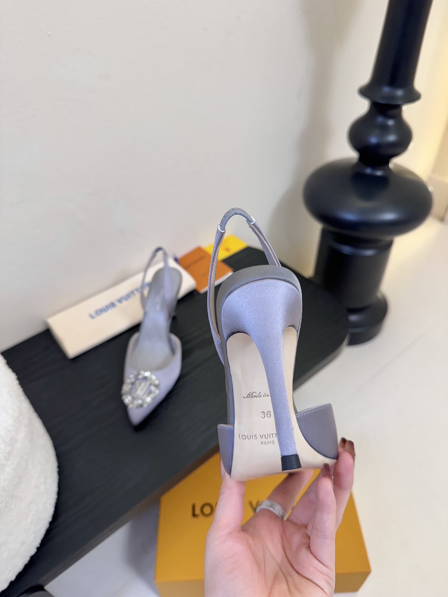 凉鞋 LV驴牌26年新款 珍珠钻扣尖头高跟鞋缎面光泽➕满钻logo,被LV的绝美配色狠狠拿捏！美到跺脚，