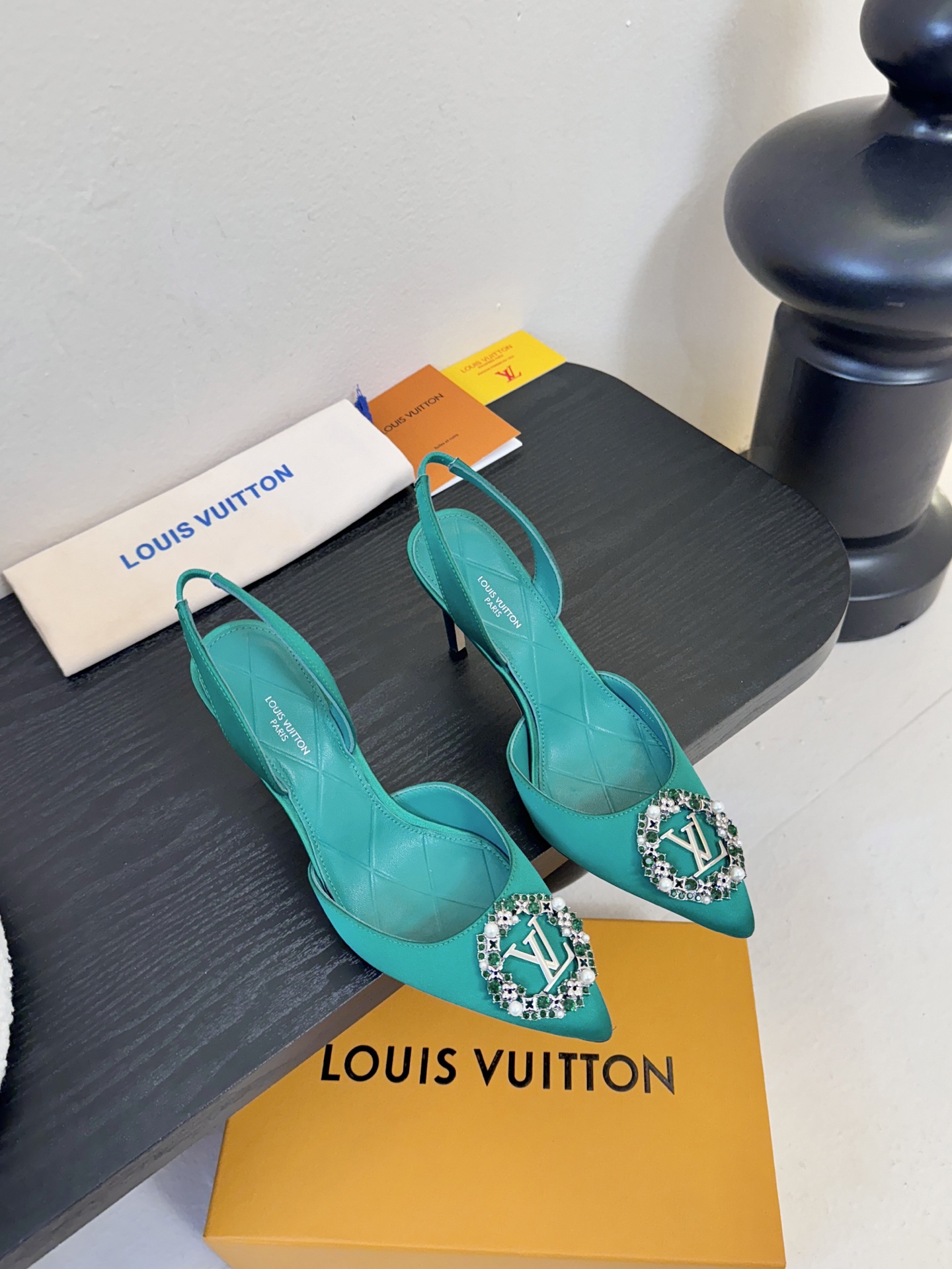 凉鞋 LV驴牌26年新款 珍珠钻扣尖头高跟鞋缎面光泽➕满钻logo,被LV的绝美配色狠狠拿捏！美到跺脚，