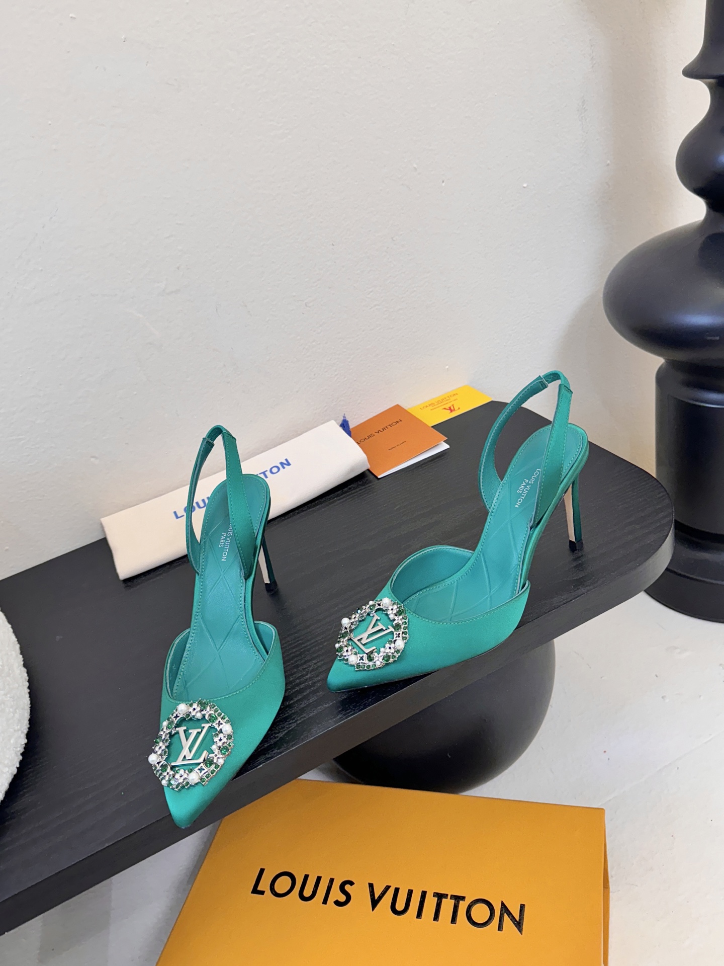凉鞋 LV驴牌26年新款 珍珠钻扣尖头高跟鞋缎面光泽➕满钻logo,被LV的绝美配色狠狠拿捏！美到跺脚，