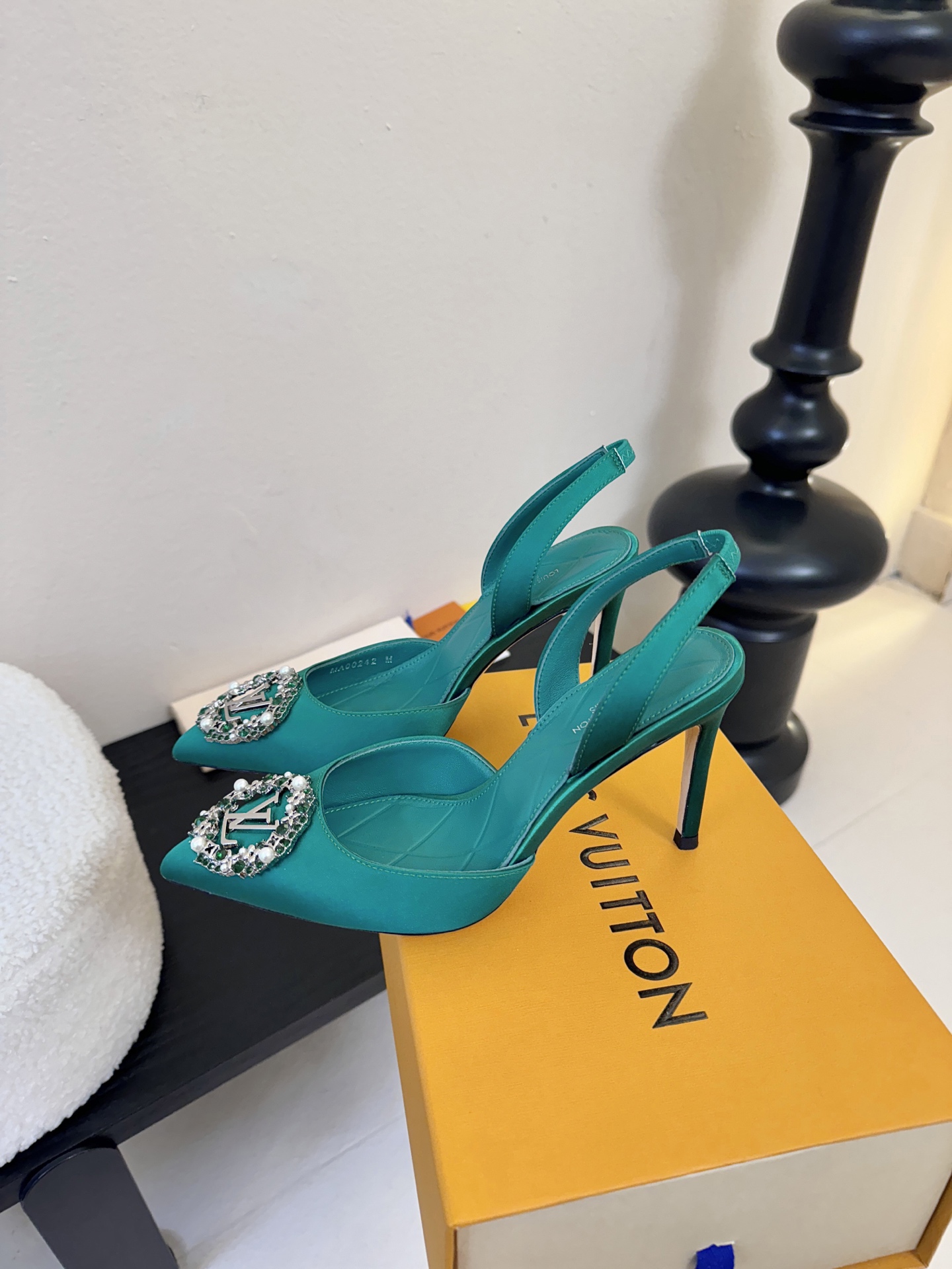 凉鞋 LV驴牌26年新款 珍珠钻扣尖头高跟鞋缎面光泽➕满钻logo,被LV的绝美配色狠狠拿捏！美到跺脚，