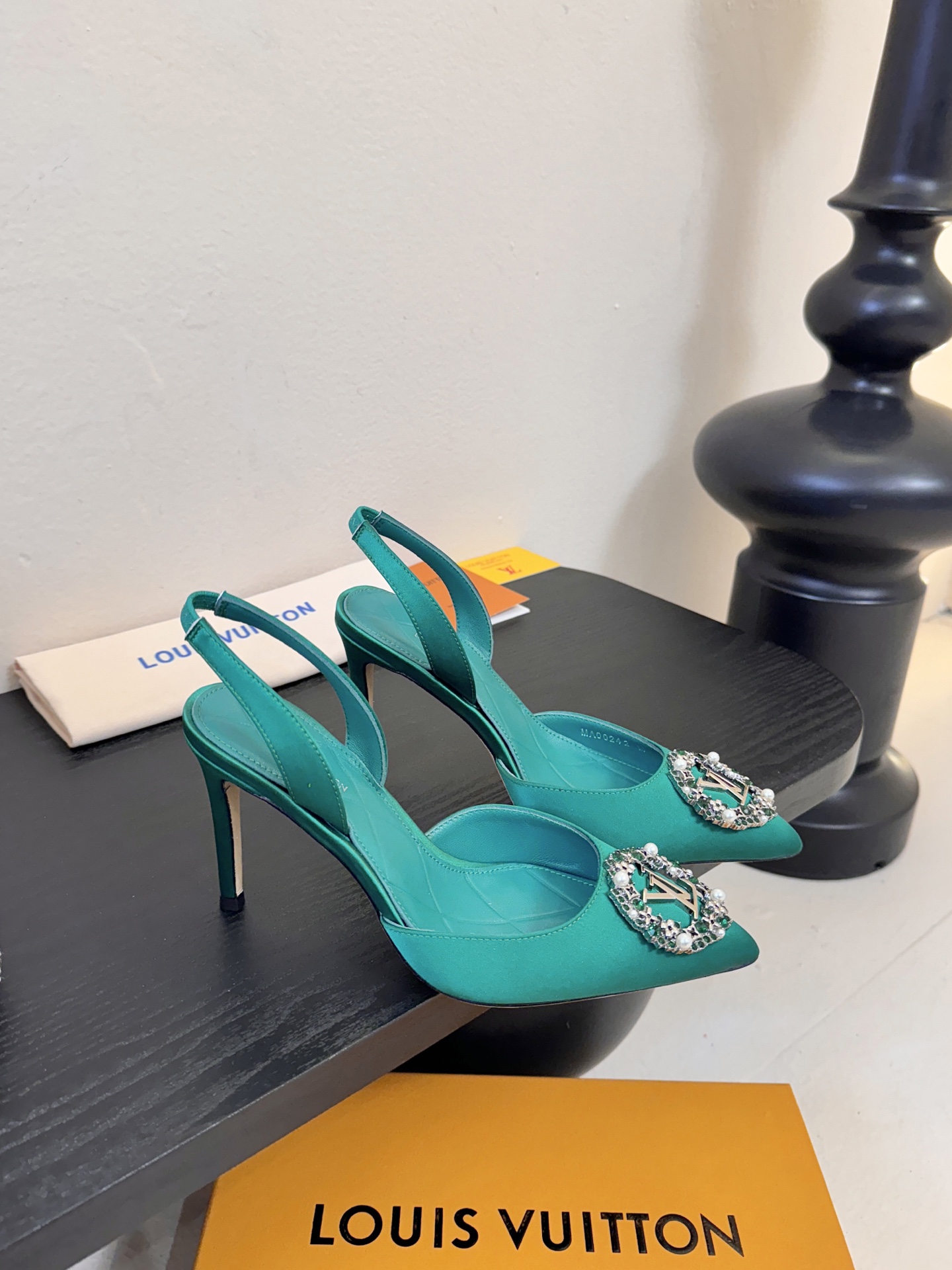 凉鞋 LV驴牌26年新款 珍珠钻扣尖头高跟鞋缎面光泽➕满钻logo,被LV的绝美配色狠狠拿捏！美到跺脚，