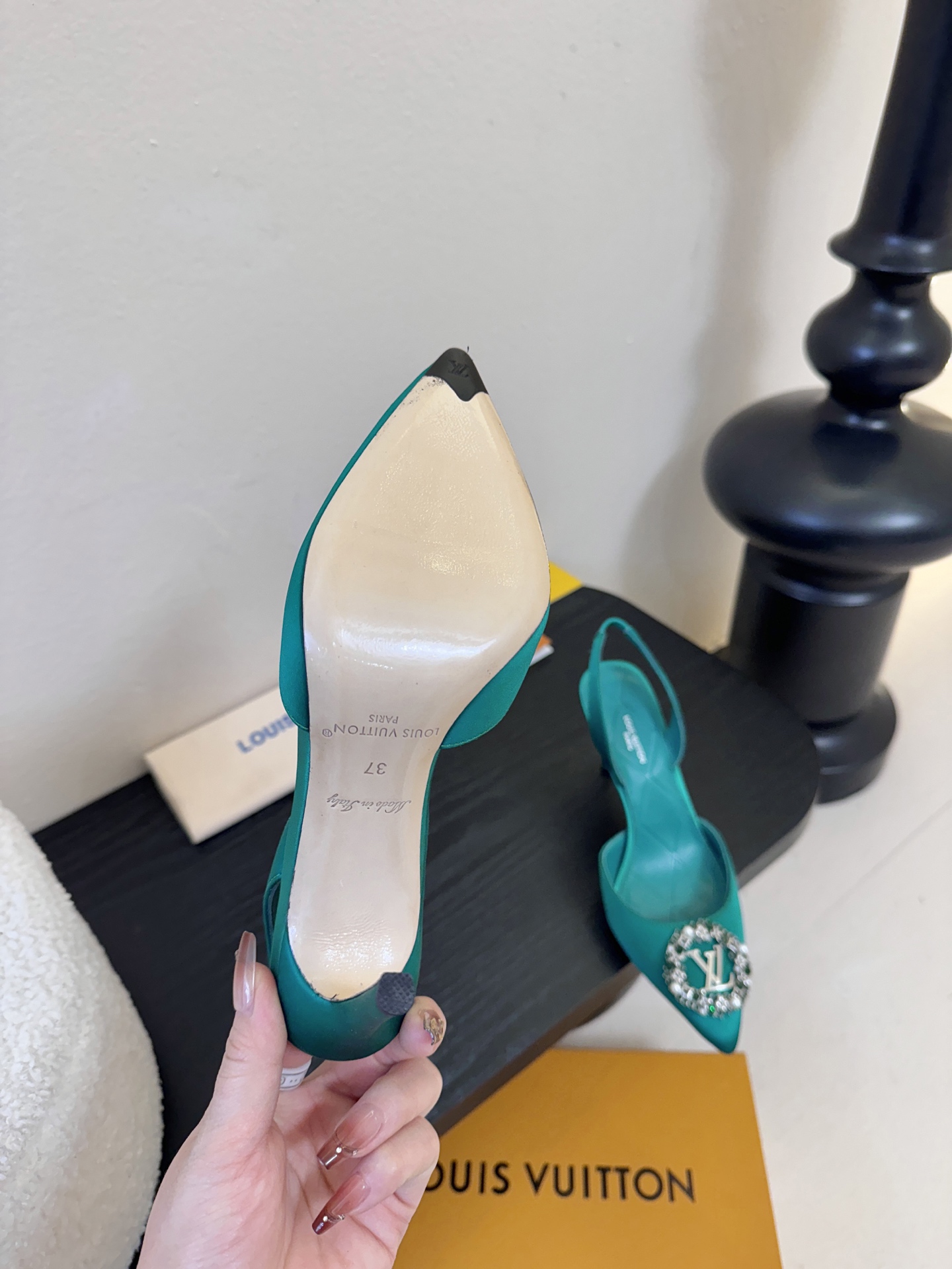 凉鞋 LV驴牌26年新款 珍珠钻扣尖头高跟鞋缎面光泽➕满钻logo,被LV的绝美配色狠狠拿捏！美到跺脚，