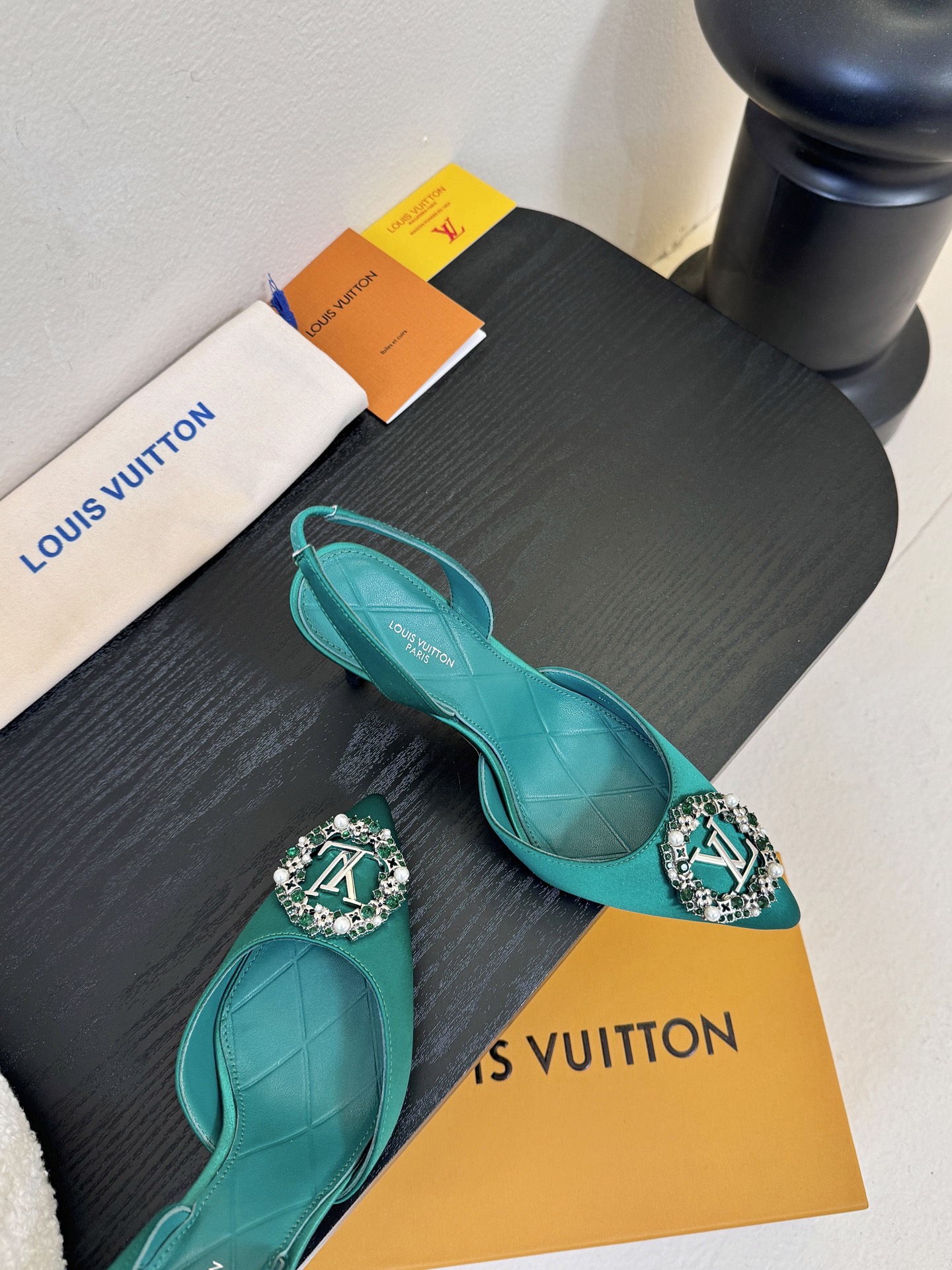 凉鞋 LV驴牌26年新款 珍珠钻扣尖头高跟鞋缎面光泽➕满钻logo,被LV的绝美配色狠狠拿捏！美到跺脚，