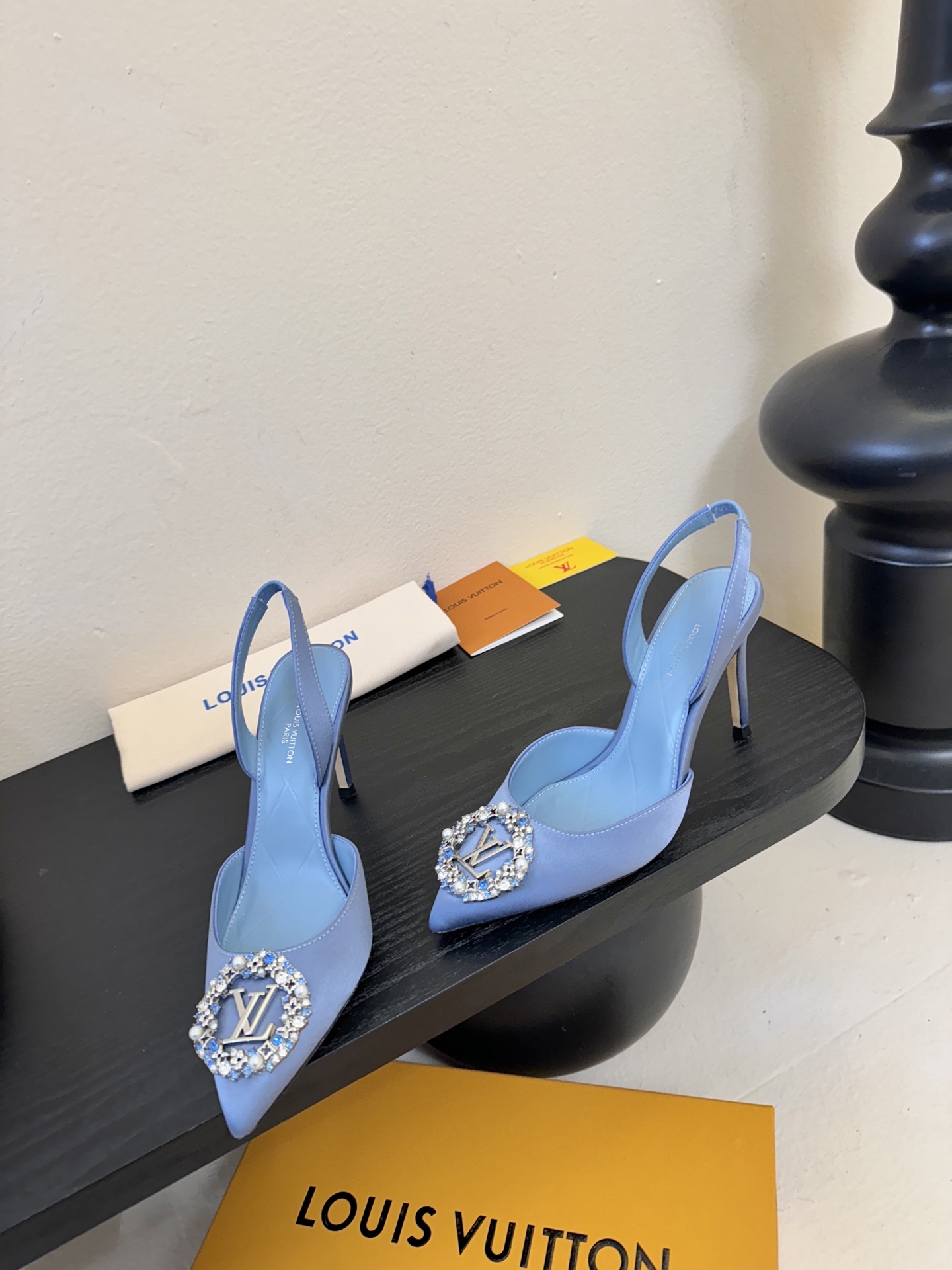 凉鞋 LV驴牌26年新款 珍珠钻扣尖头高跟鞋缎面光泽➕满钻logo,被LV的绝美配色狠狠拿捏！美到跺脚，