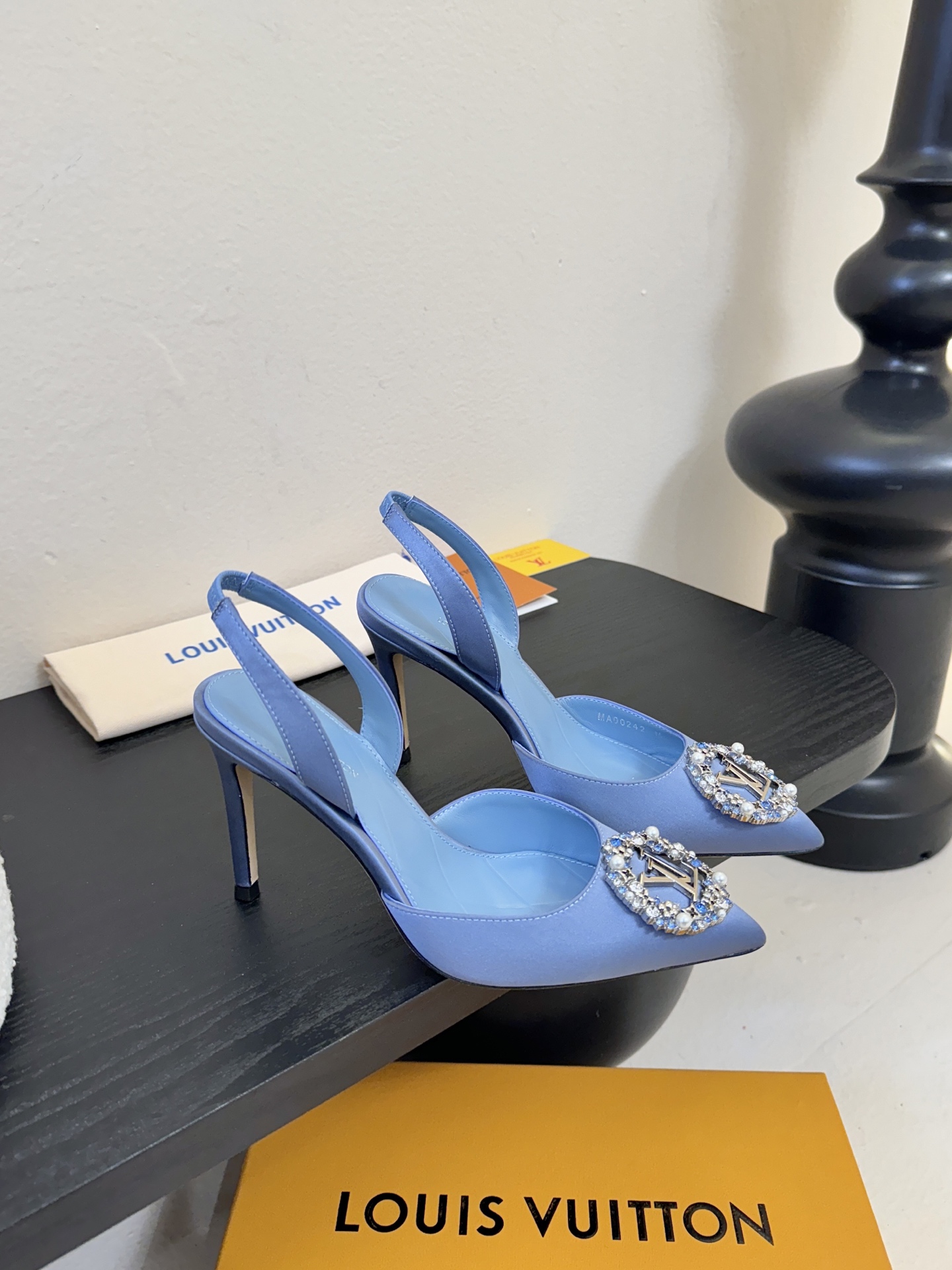 凉鞋 LV驴牌26年新款 珍珠钻扣尖头高跟鞋缎面光泽➕满钻logo,被LV的绝美配色狠狠拿捏！美到跺脚，
