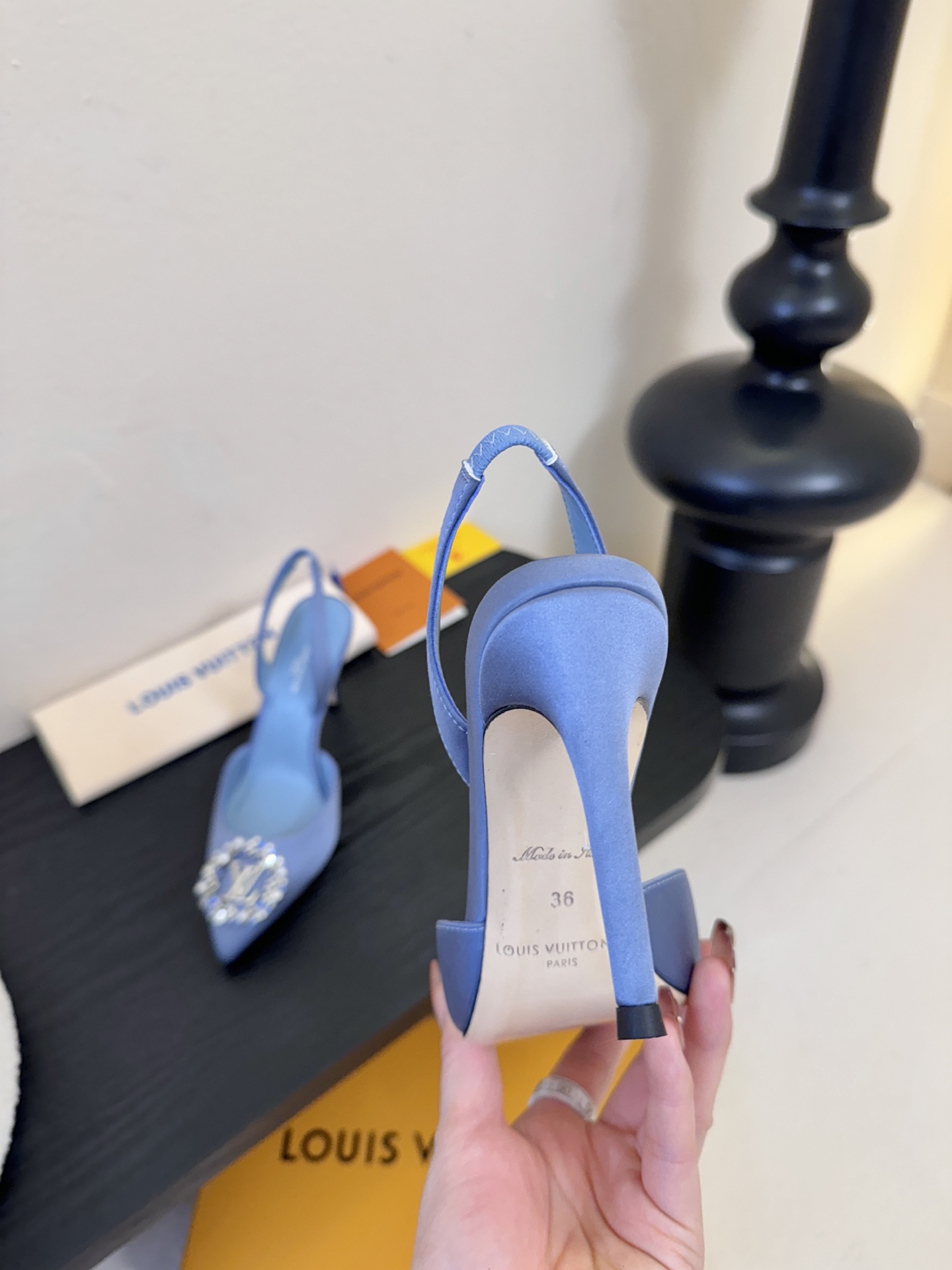 凉鞋 LV驴牌26年新款 珍珠钻扣尖头高跟鞋缎面光泽➕满钻logo,被LV的绝美配色狠狠拿捏！美到跺脚，