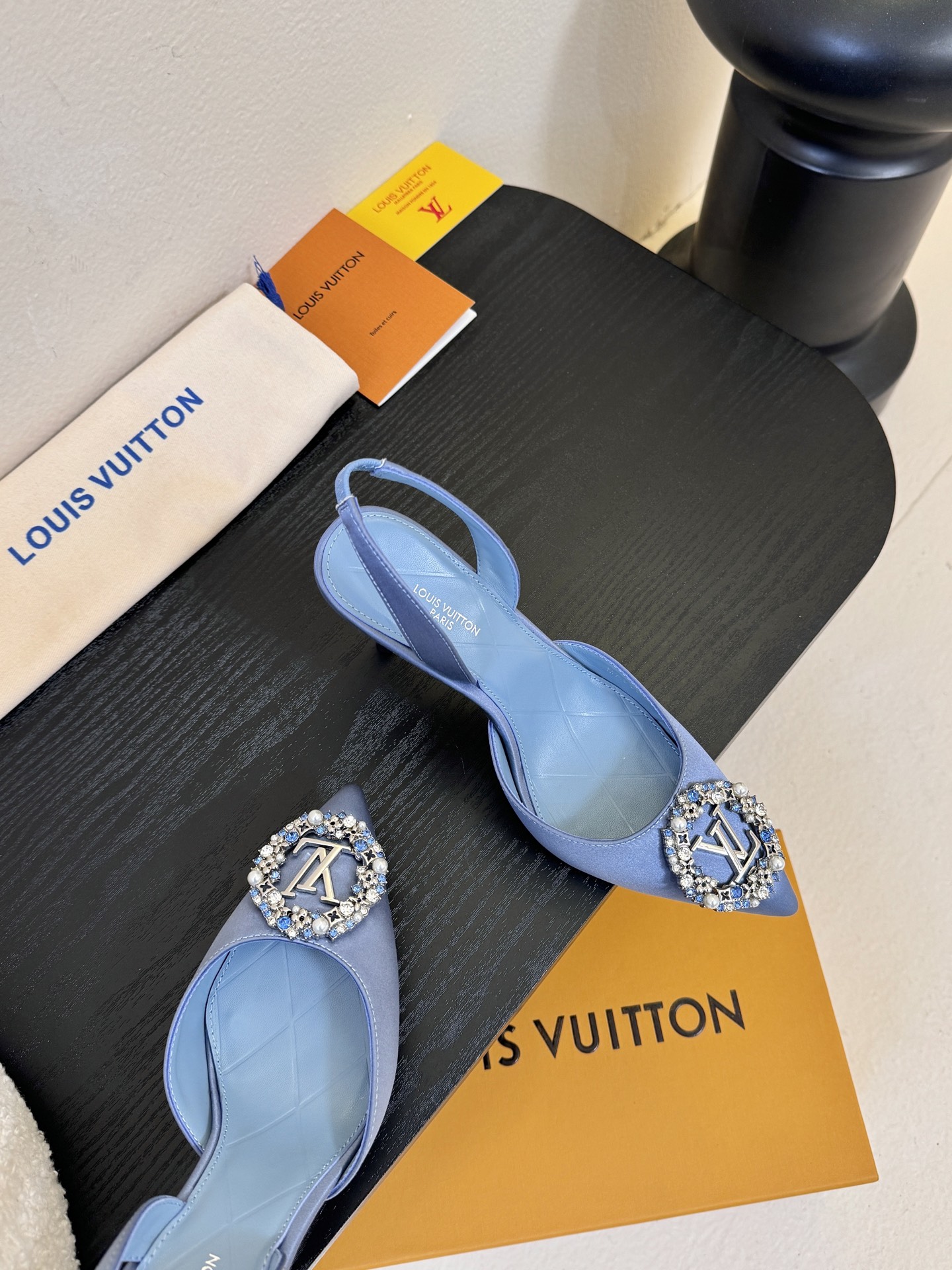 凉鞋 LV驴牌26年新款 珍珠钻扣尖头高跟鞋缎面光泽➕满钻logo,被LV的绝美配色狠狠拿捏！美到跺脚，