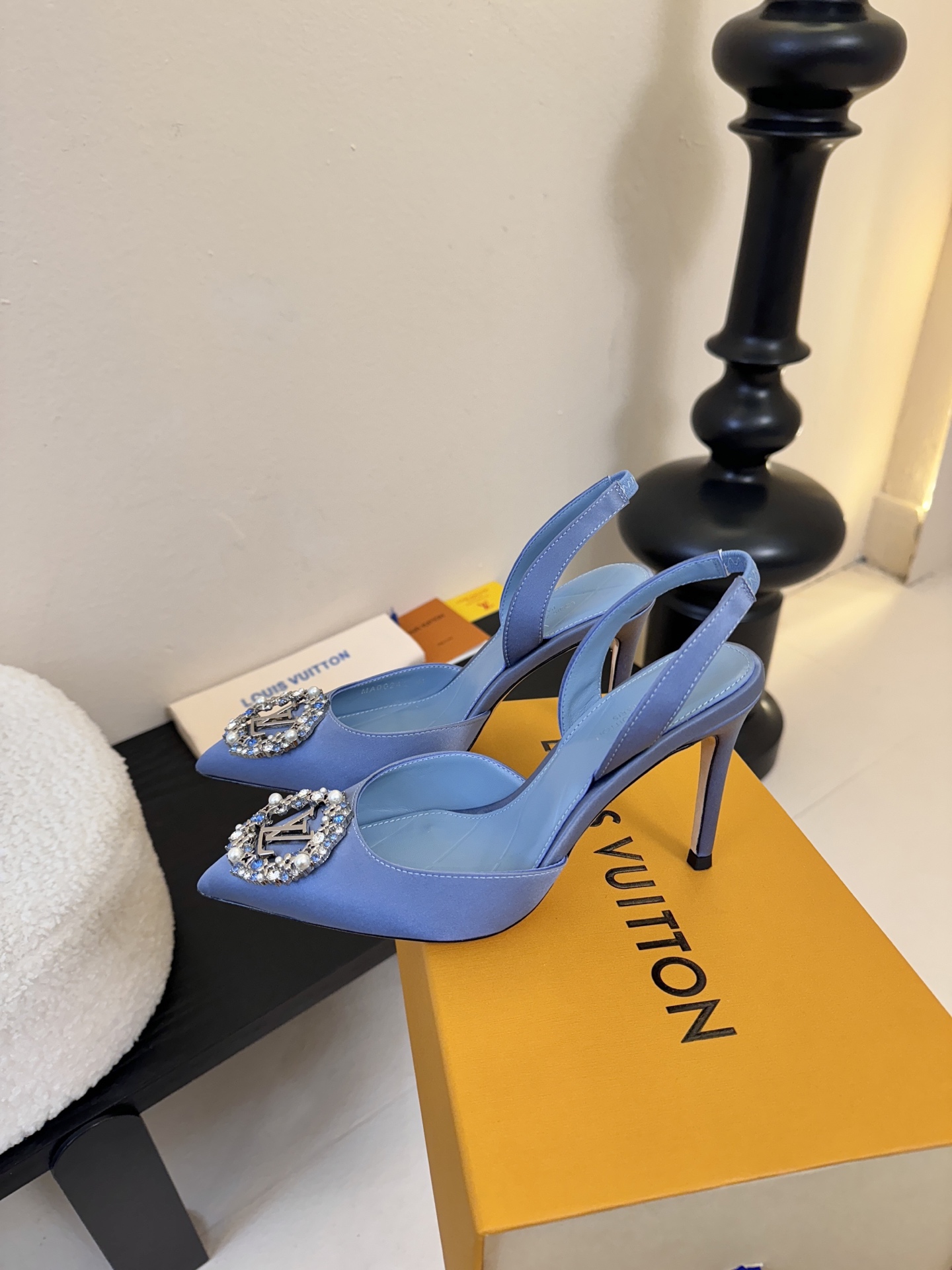 凉鞋 LV驴牌26年新款 珍珠钻扣尖头高跟鞋缎面光泽➕满钻logo,被LV的绝美配色狠狠拿捏！美到跺脚，