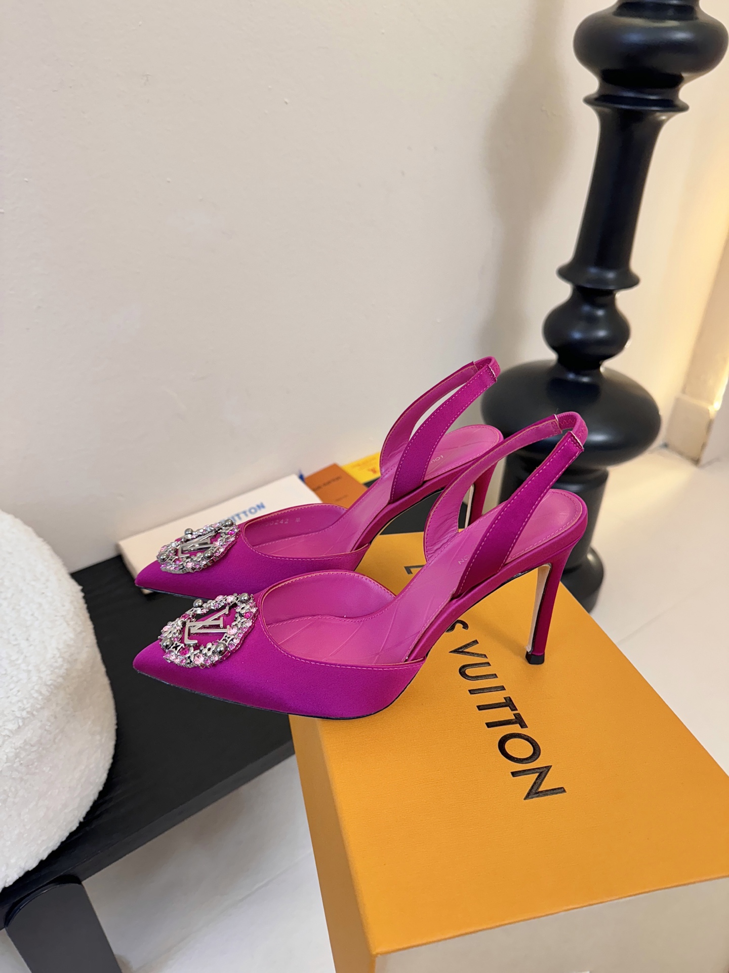 凉鞋 LV驴牌26年新款 珍珠钻扣尖头高跟鞋缎面光泽➕满钻logo,被LV的绝美配色狠狠拿捏！美到跺脚，