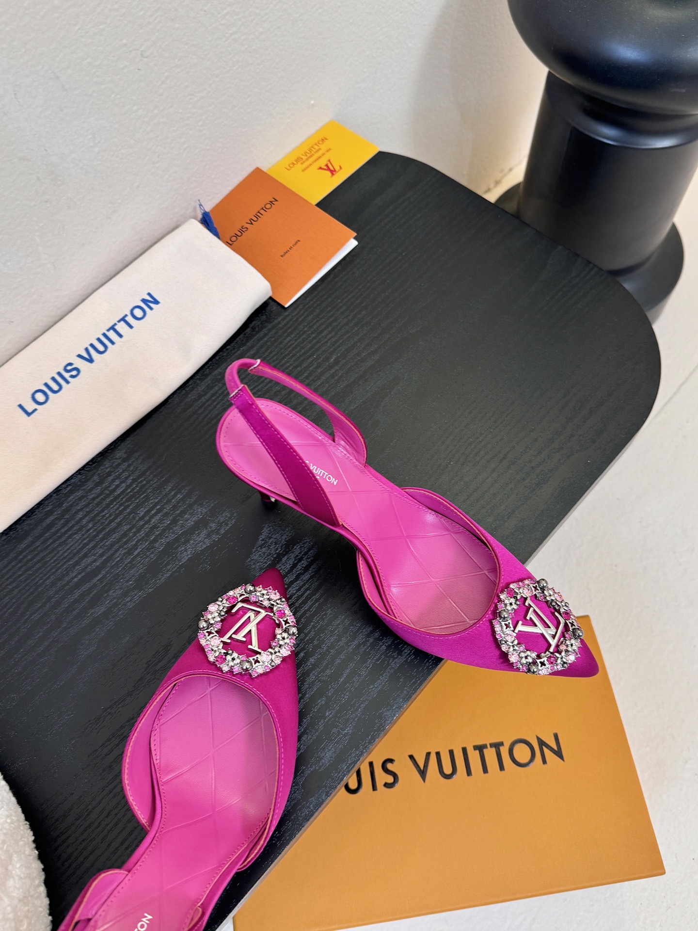凉鞋 LV驴牌26年新款 珍珠钻扣尖头高跟鞋缎面光泽➕满钻logo,被LV的绝美配色狠狠拿捏！美到跺脚，