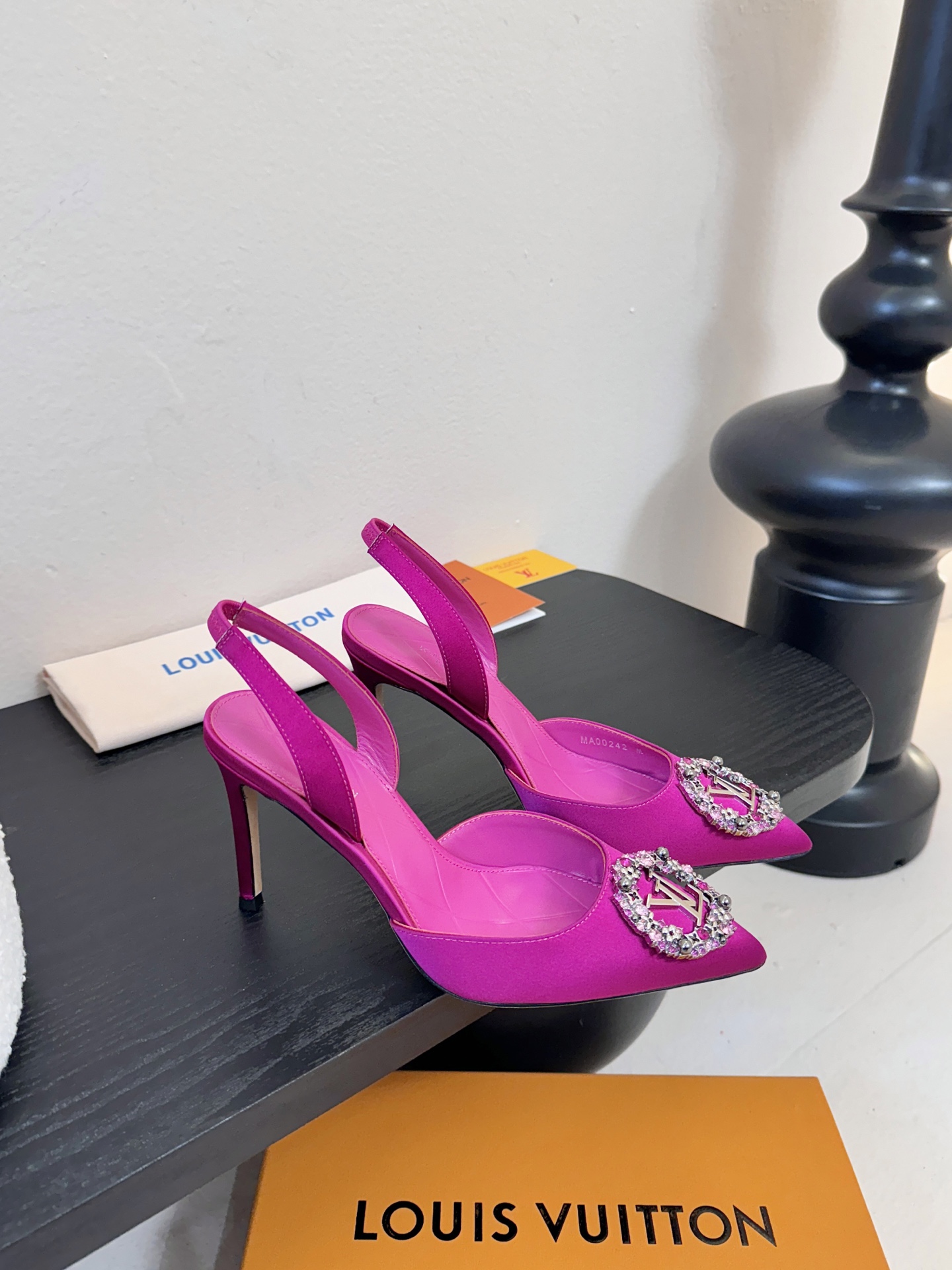 凉鞋 LV驴牌26年新款 珍珠钻扣尖头高跟鞋缎面光泽➕满钻logo,被LV的绝美配色狠狠拿捏！美到跺脚，