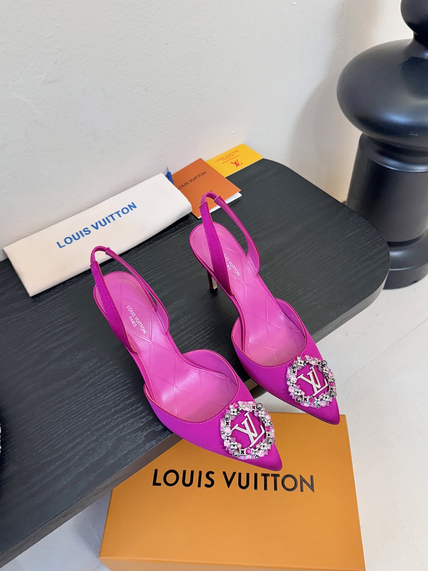 凉鞋 LV驴牌26年新款 珍珠钻扣尖头高跟鞋缎面光泽➕满钻logo,被LV的绝美配色狠狠拿捏！美到跺脚，