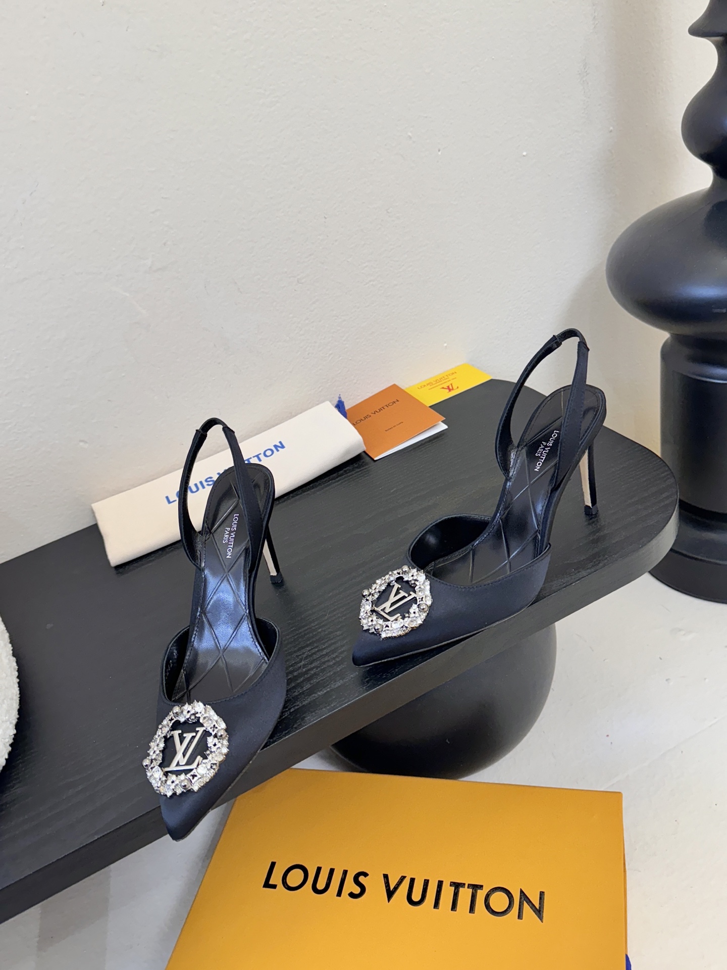 凉鞋 LV驴牌26年新款 珍珠钻扣尖头高跟鞋缎面光泽➕满钻logo,被LV的绝美配色狠狠拿捏！美到跺脚，