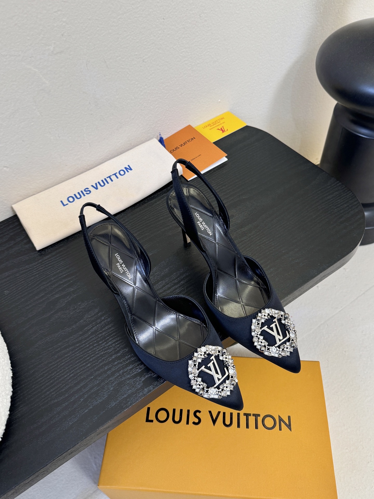 凉鞋 LV驴牌26年新款 珍珠钻扣尖头高跟鞋缎面光泽➕满钻logo,被LV的绝美配色狠狠拿捏！美到跺脚，
