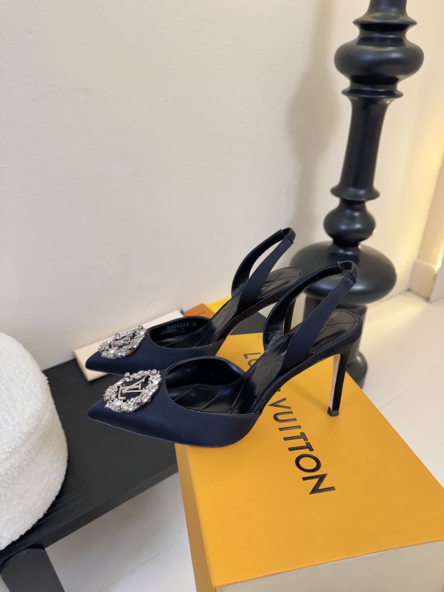 凉鞋 LV驴牌26年新款 珍珠钻扣尖头高跟鞋缎面光泽➕满钻logo,被LV的绝美配色狠狠拿捏！美到跺脚，