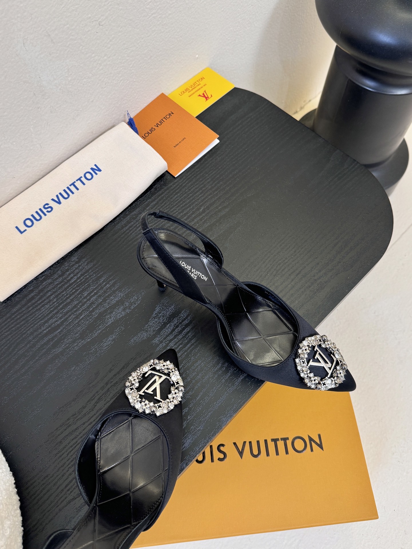 凉鞋 LV驴牌26年新款 珍珠钻扣尖头高跟鞋缎面光泽➕满钻logo,被LV的绝美配色狠狠拿捏！美到跺脚，