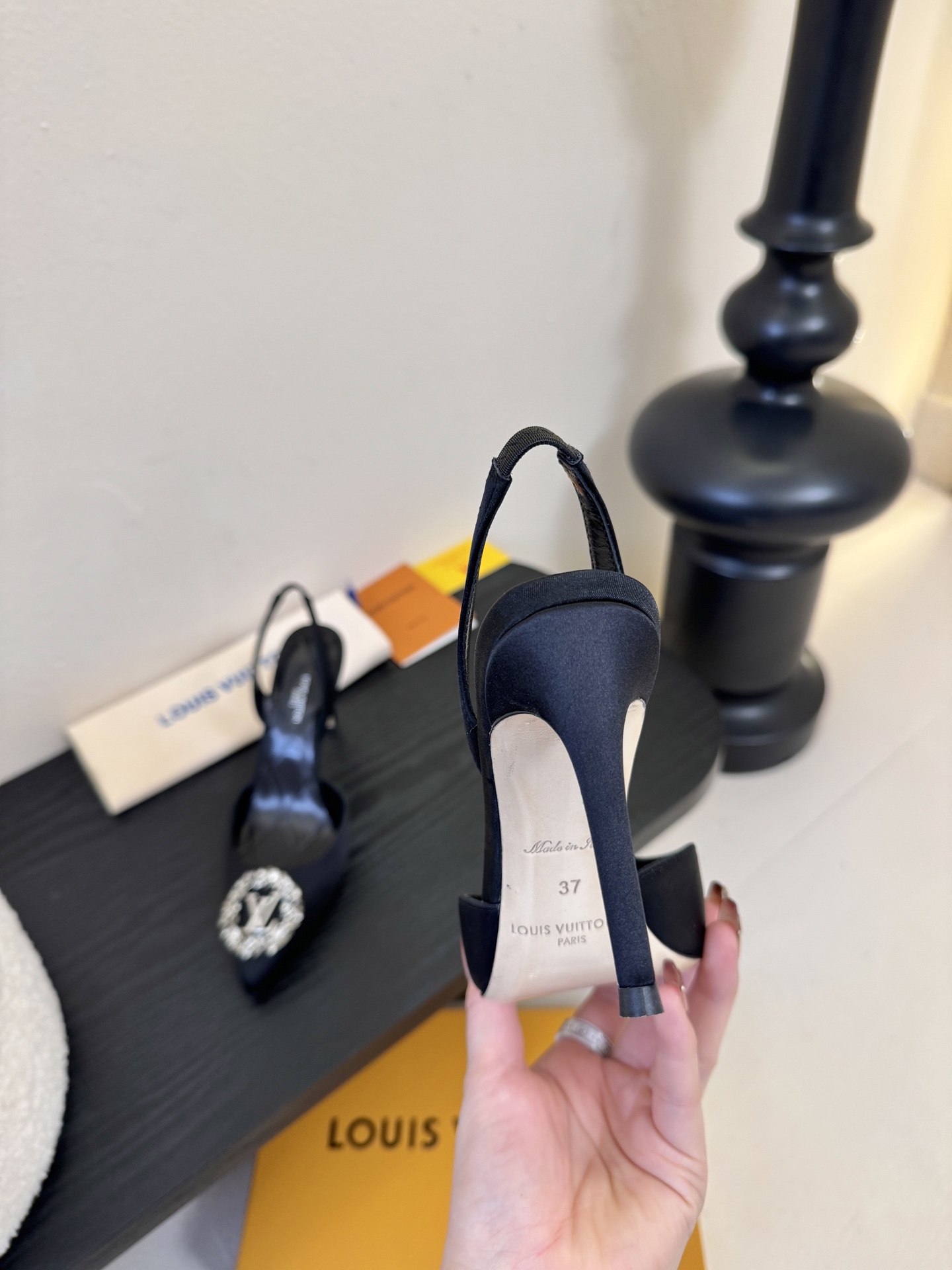 凉鞋 LV驴牌26年新款 珍珠钻扣尖头高跟鞋缎面光泽➕满钻logo,被LV的绝美配色狠狠拿捏！美到跺脚，