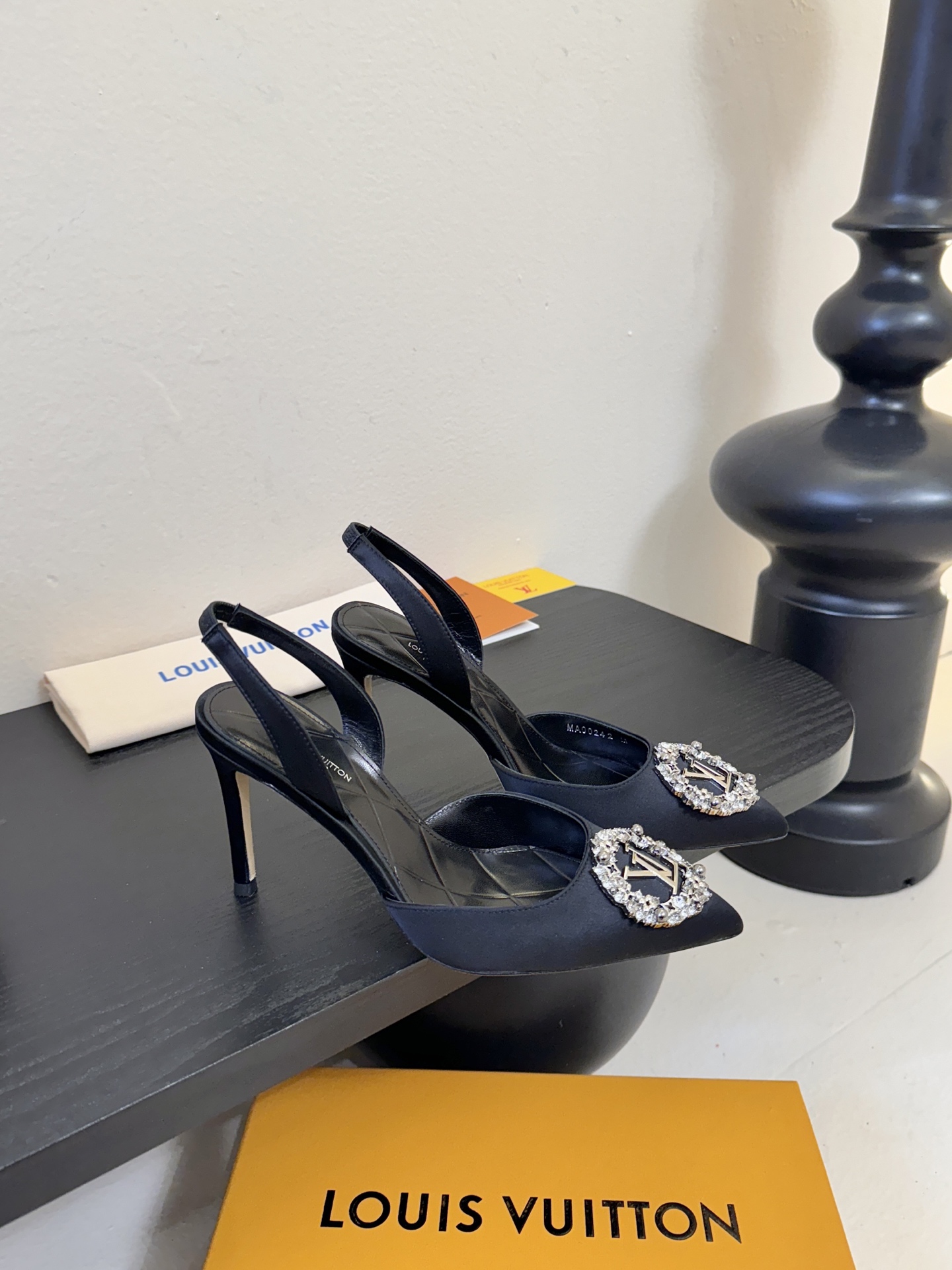 凉鞋 LV驴牌26年新款 珍珠钻扣尖头高跟鞋缎面光泽➕满钻logo,被LV的绝美配色狠狠拿捏！美到跺脚，