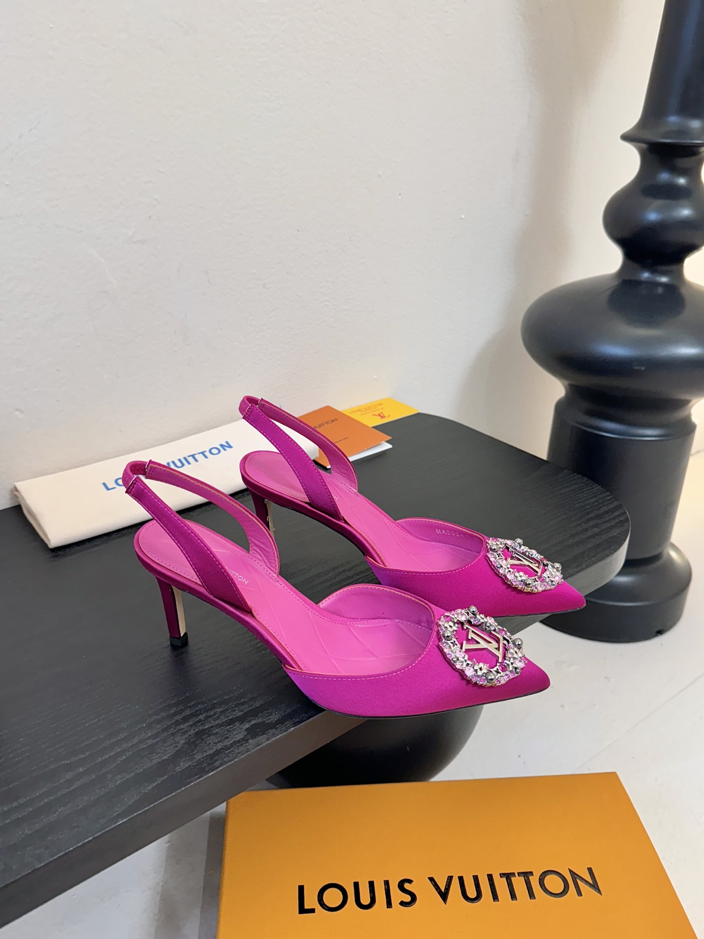 凉鞋 LV驴牌26年新款 珍珠钻扣尖头高跟鞋缎面光泽➕满钻logo,被LV的绝美配色狠狠拿捏！美到跺脚，