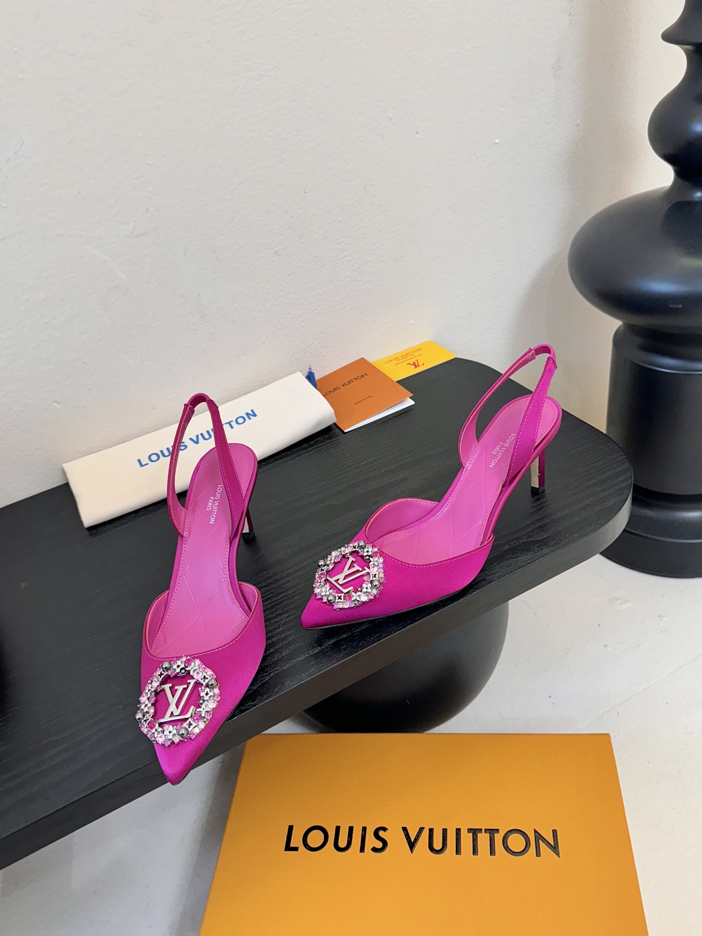 凉鞋 LV驴牌26年新款 珍珠钻扣尖头高跟鞋缎面光泽➕满钻logo,被LV的绝美配色狠狠拿捏！美到跺脚，
