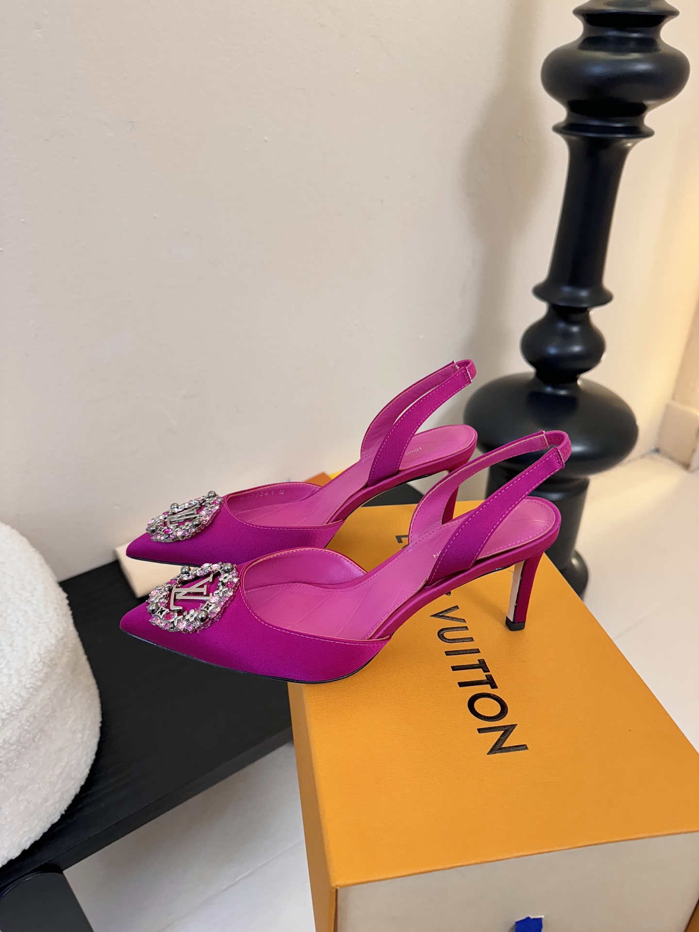 凉鞋 LV驴牌26年新款 珍珠钻扣尖头高跟鞋缎面光泽➕满钻logo,被LV的绝美配色狠狠拿捏！美到跺脚，