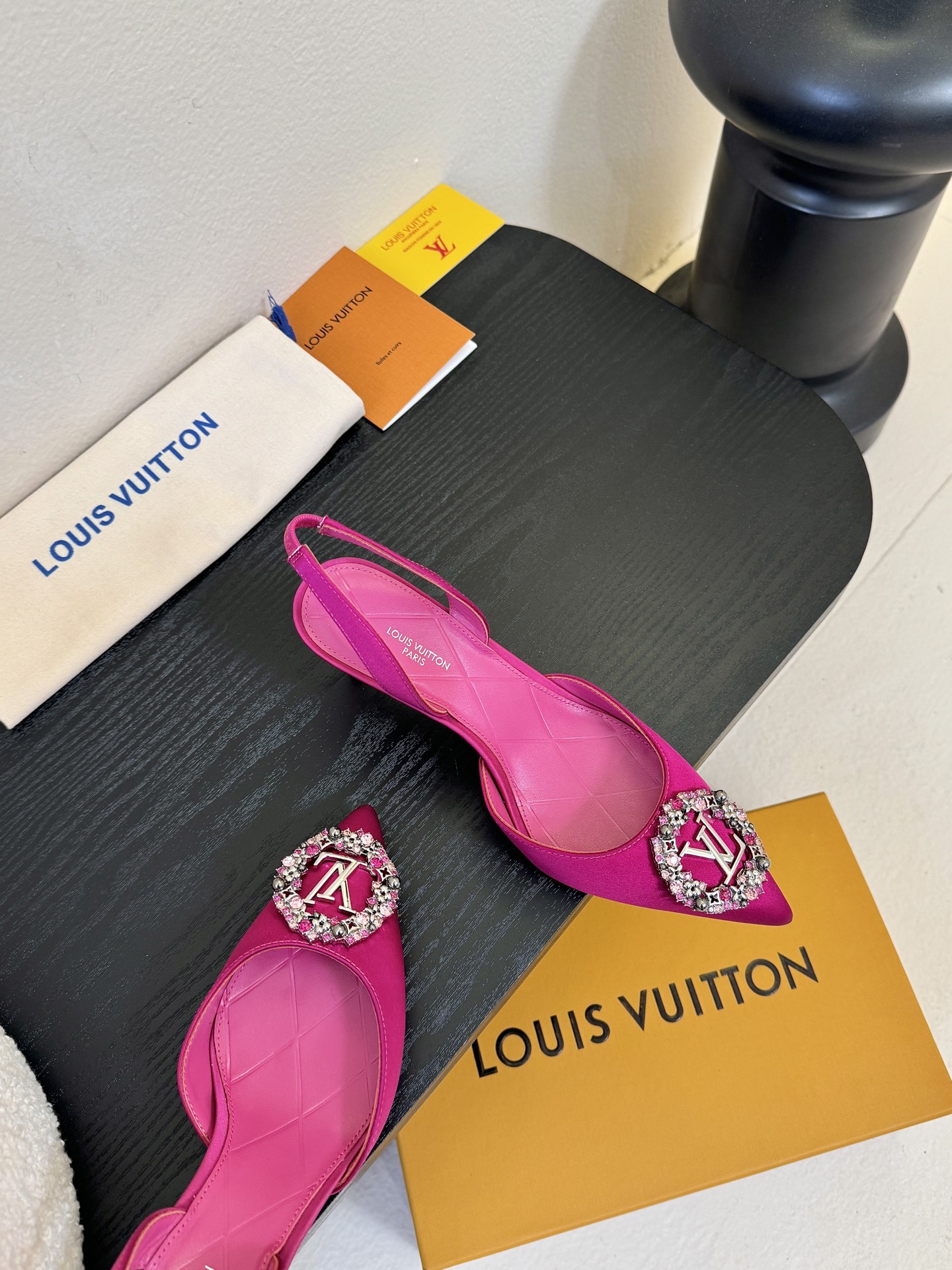 凉鞋 LV驴牌26年新款 珍珠钻扣尖头高跟鞋缎面光泽➕满钻logo,被LV的绝美配色狠狠拿捏！美到跺脚，