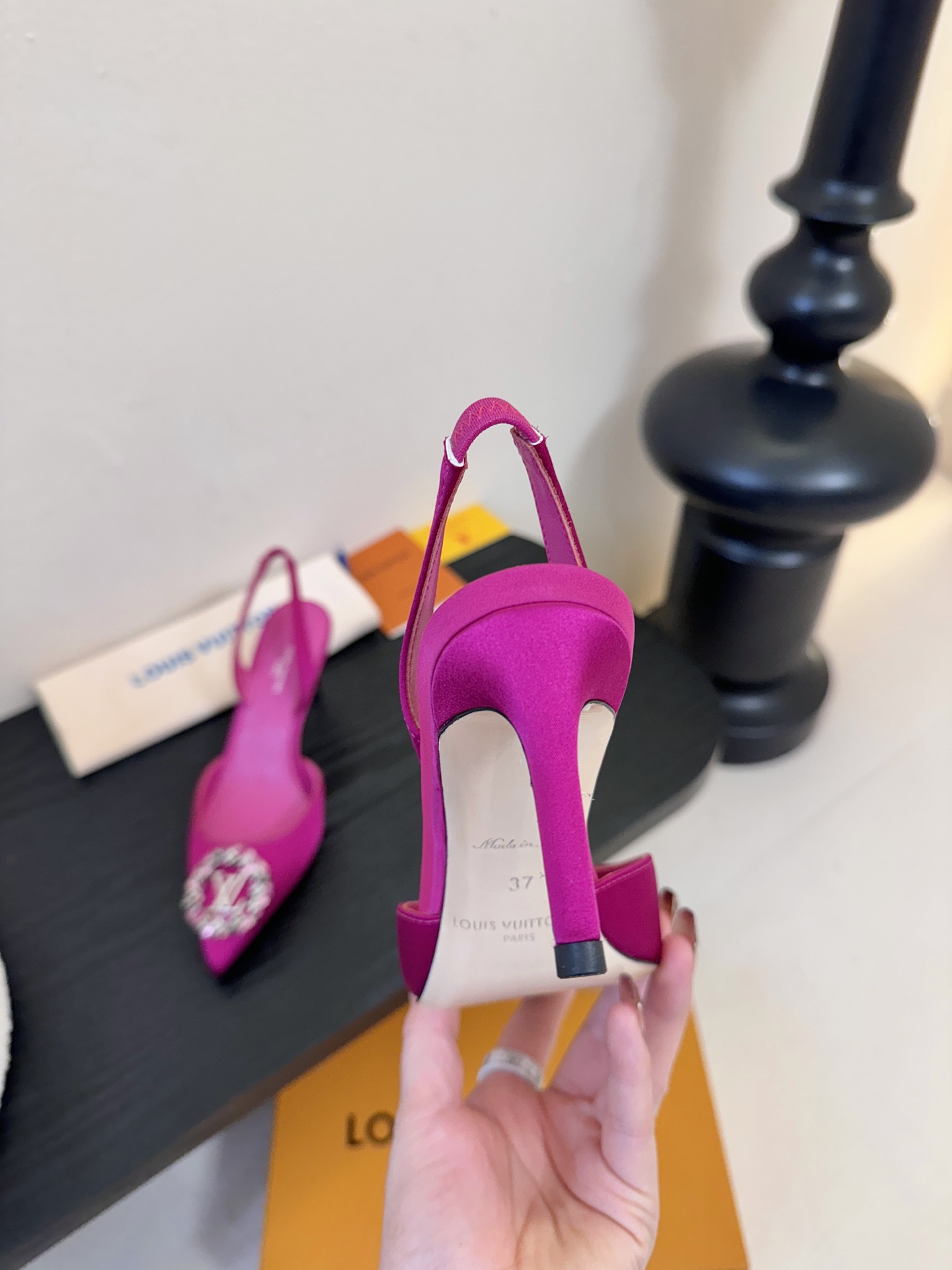 凉鞋 LV驴牌26年新款 珍珠钻扣尖头高跟鞋缎面光泽➕满钻logo,被LV的绝美配色狠狠拿捏！美到跺脚，