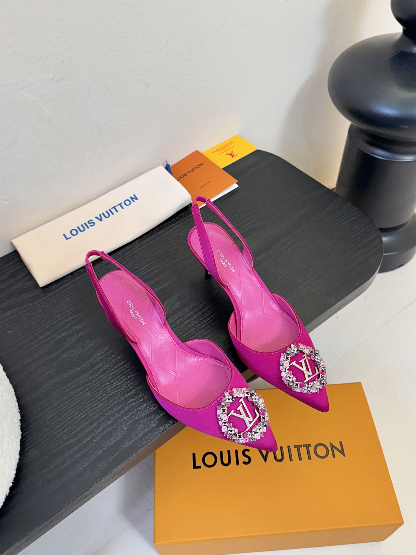 凉鞋 LV驴牌26年新款 珍珠钻扣尖头高跟鞋缎面光泽➕满钻logo,被LV的绝美配色狠狠拿捏！美到跺脚，
