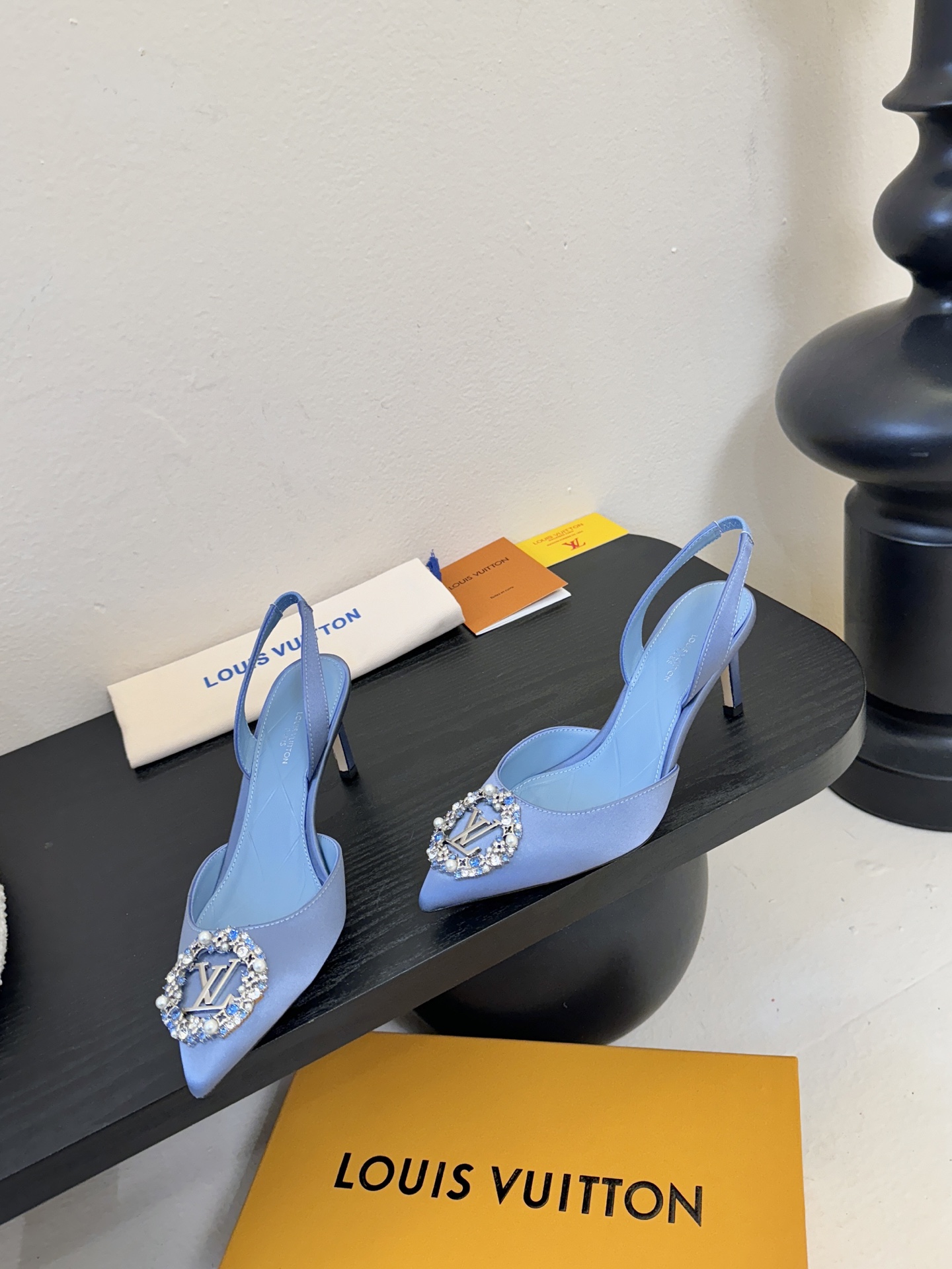凉鞋 LV驴牌26年新款 珍珠钻扣尖头高跟鞋缎面光泽➕满钻logo,被LV的绝美配色狠狠拿捏！美到跺脚，