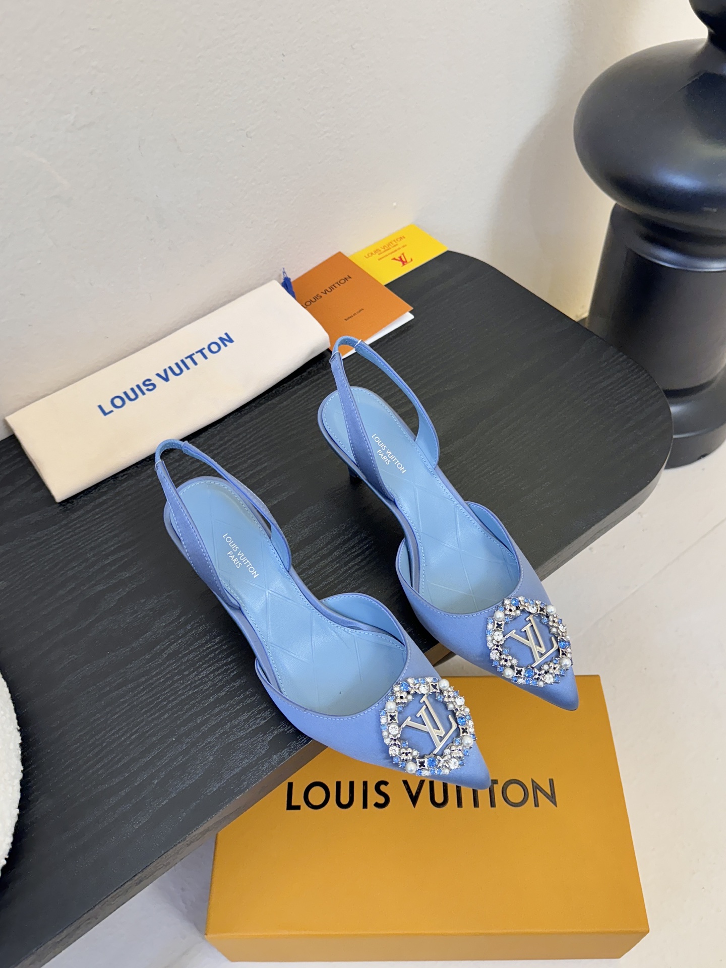凉鞋 LV驴牌26年新款 珍珠钻扣尖头高跟鞋缎面光泽➕满钻logo,被LV的绝美配色狠狠拿捏！美到跺脚，