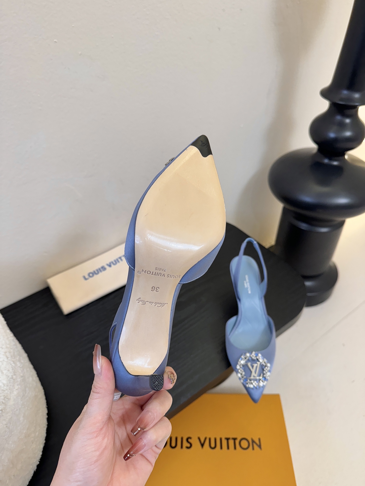 凉鞋 LV驴牌26年新款 珍珠钻扣尖头高跟鞋缎面光泽➕满钻logo,被LV的绝美配色狠狠拿捏！美到跺脚，
