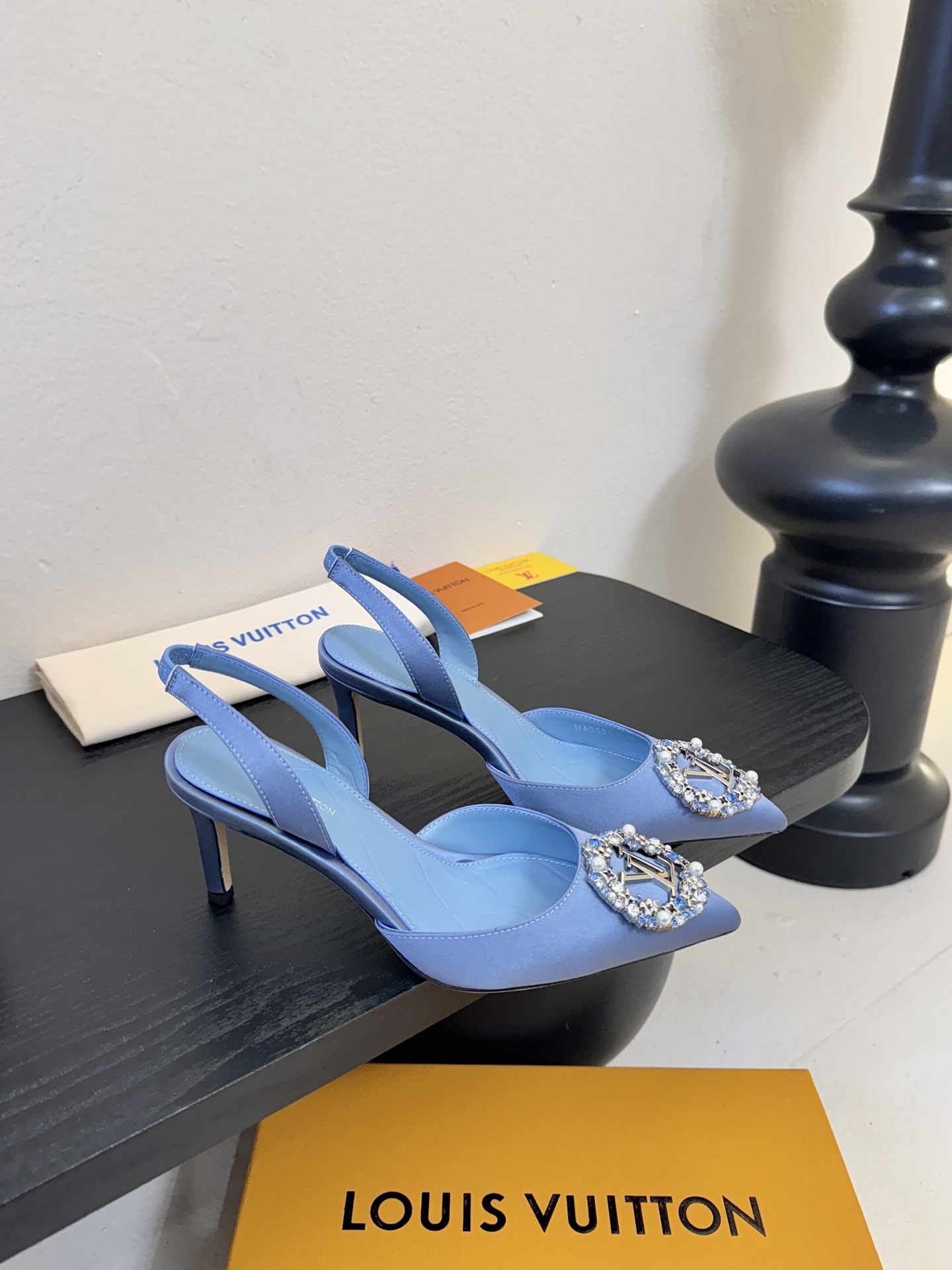 凉鞋 LV驴牌26年新款 珍珠钻扣尖头高跟鞋缎面光泽➕满钻logo,被LV的绝美配色狠狠拿捏！美到跺脚，