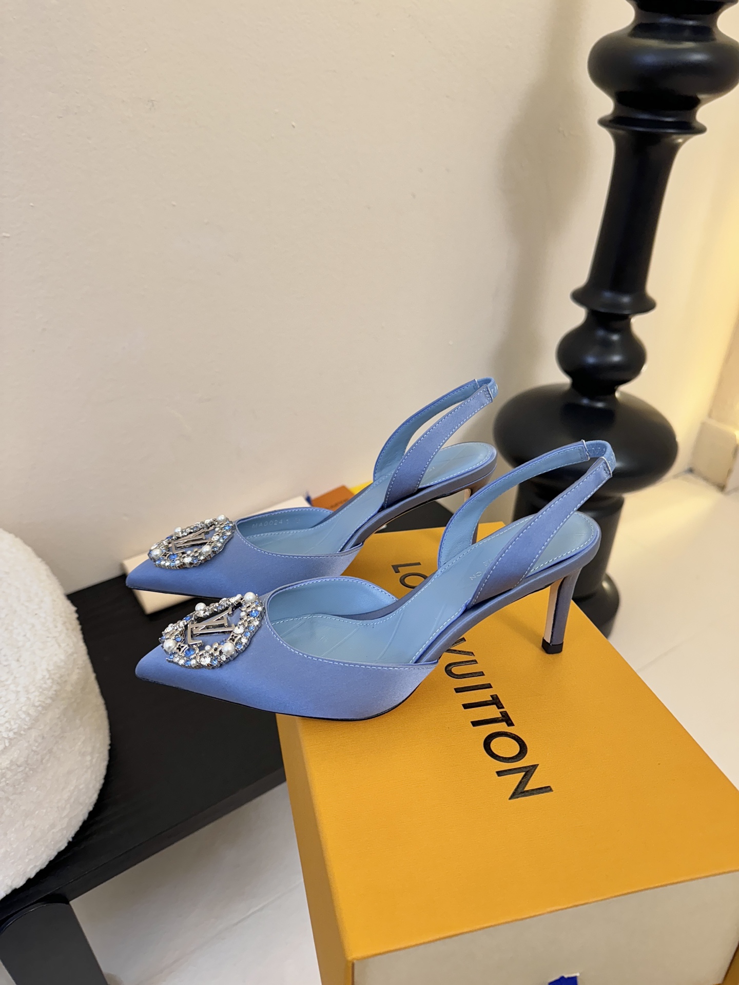 凉鞋 LV驴牌26年新款 珍珠钻扣尖头高跟鞋缎面光泽➕满钻logo,被LV的绝美配色狠狠拿捏！美到跺脚，