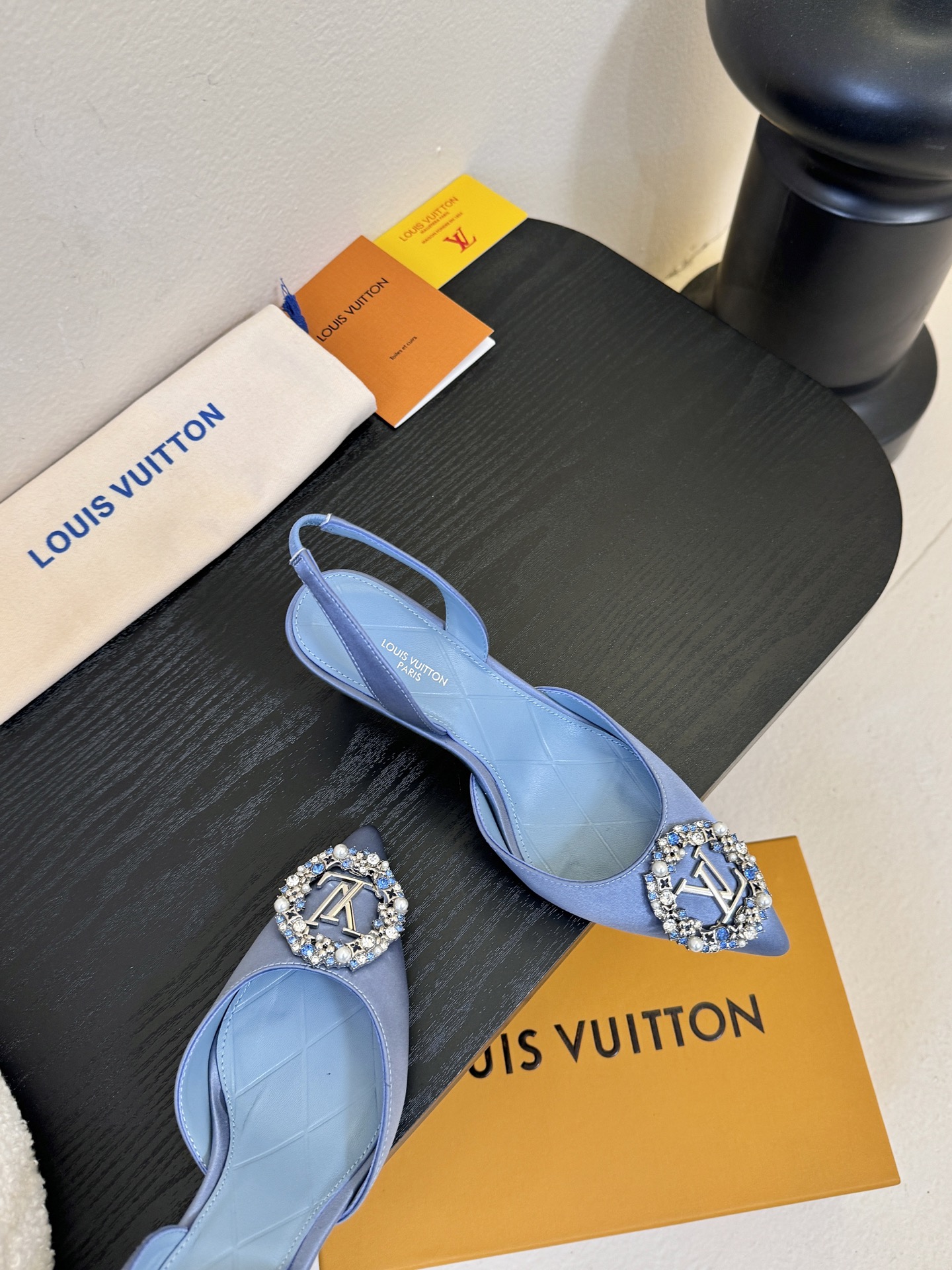 凉鞋 LV驴牌26年新款 珍珠钻扣尖头高跟鞋缎面光泽➕满钻logo,被LV的绝美配色狠狠拿捏！美到跺脚，