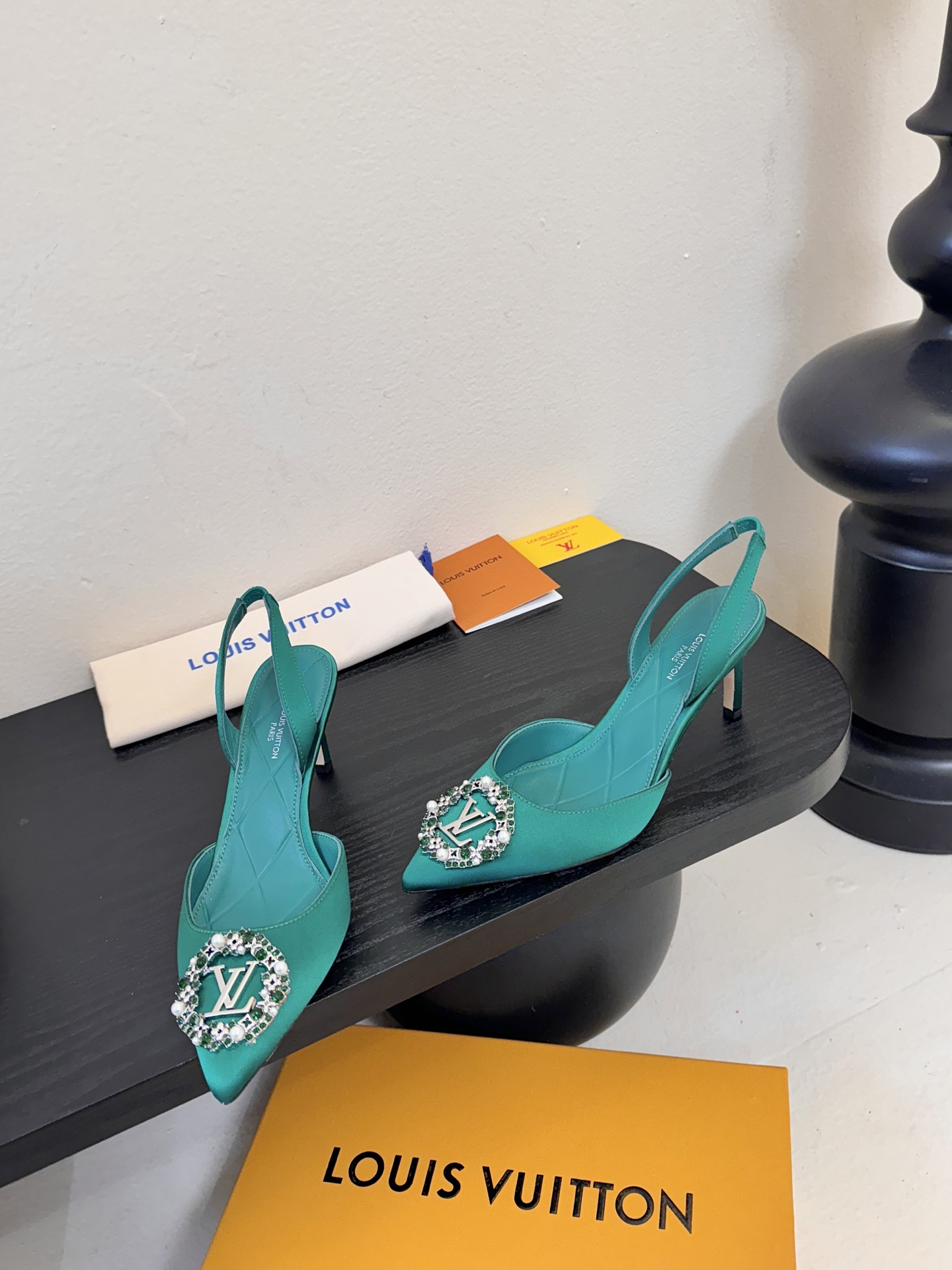 凉鞋 LV驴牌26年新款 珍珠钻扣尖头高跟鞋缎面光泽➕满钻logo,被LV的绝美配色狠狠拿捏！美到跺脚，