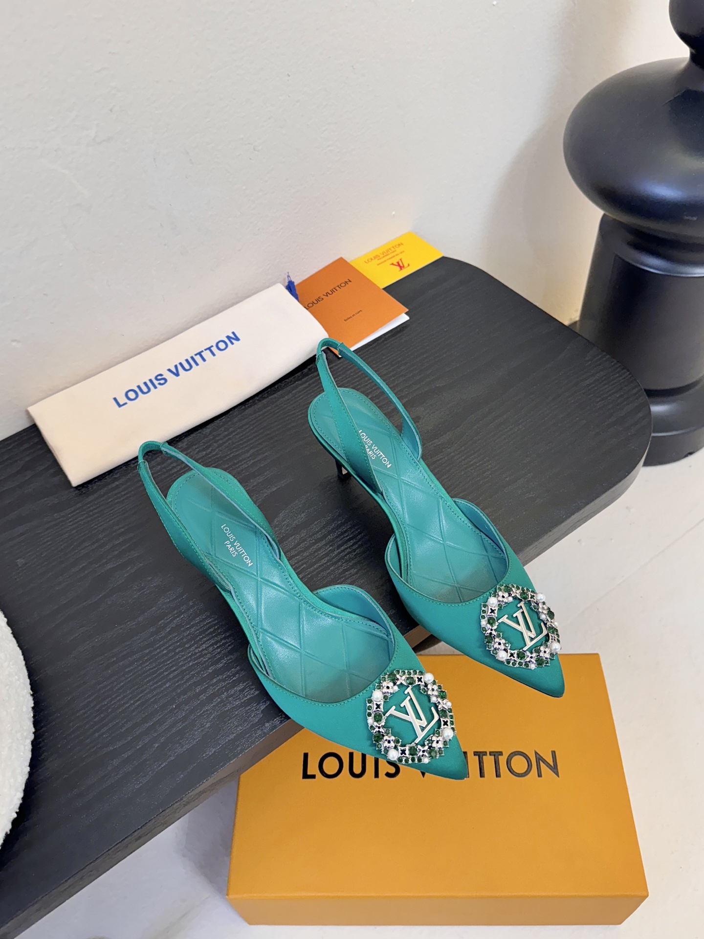 凉鞋 LV驴牌26年新款 珍珠钻扣尖头高跟鞋缎面光泽➕满钻logo,被LV的绝美配色狠狠拿捏！美到跺脚，