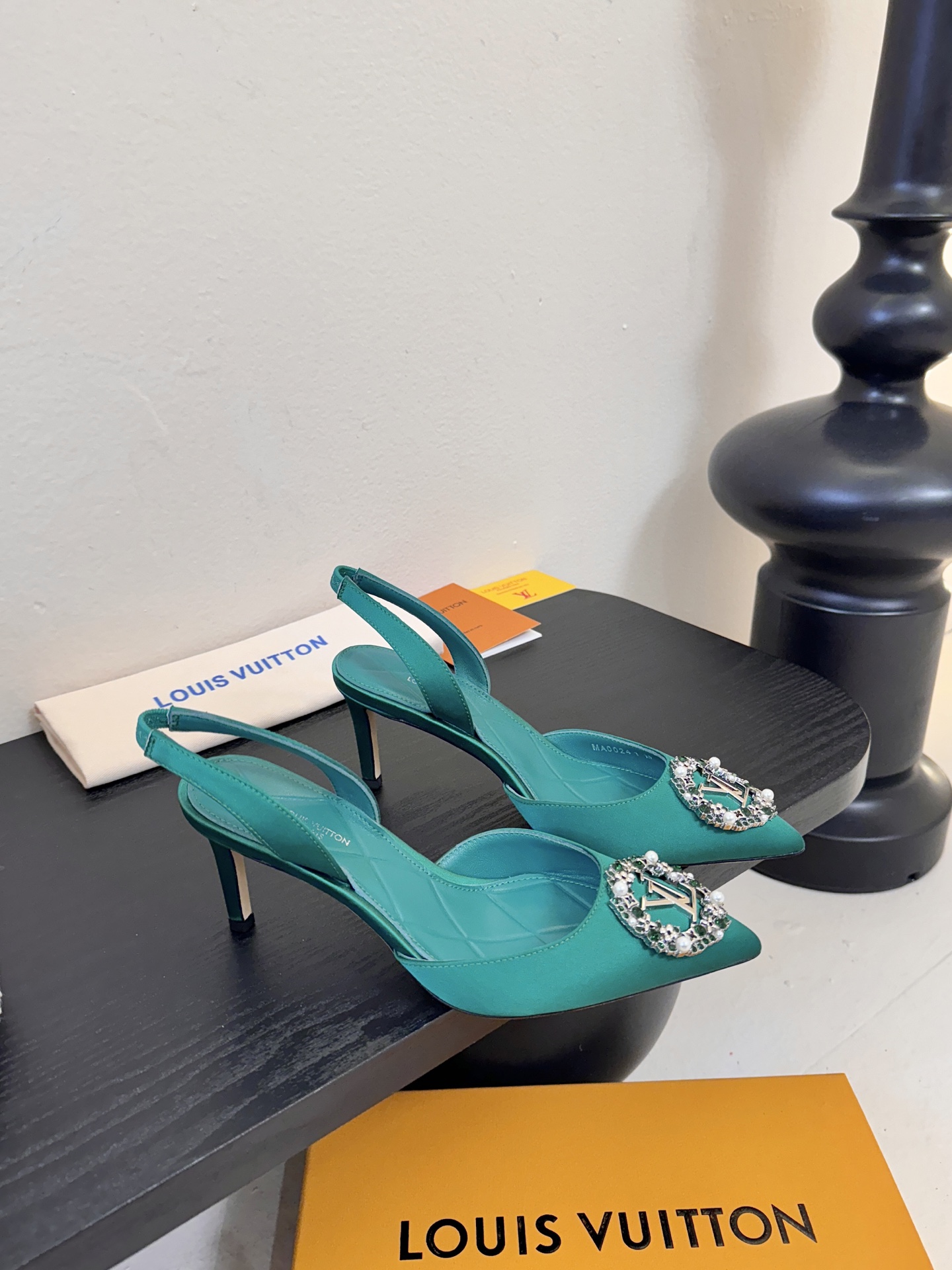 凉鞋 LV驴牌26年新款 珍珠钻扣尖头高跟鞋缎面光泽➕满钻logo,被LV的绝美配色狠狠拿捏！美到跺脚，