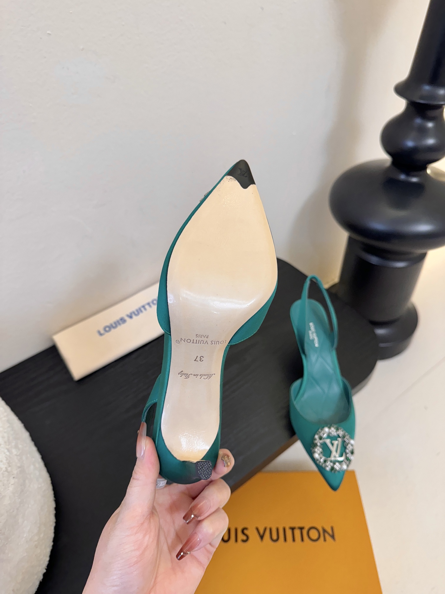 凉鞋 LV驴牌26年新款 珍珠钻扣尖头高跟鞋缎面光泽➕满钻logo,被LV的绝美配色狠狠拿捏！美到跺脚，