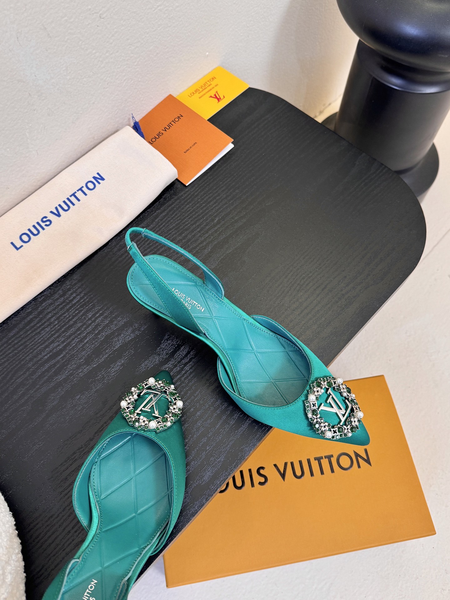 凉鞋 LV驴牌26年新款 珍珠钻扣尖头高跟鞋缎面光泽➕满钻logo,被LV的绝美配色狠狠拿捏！美到跺脚，