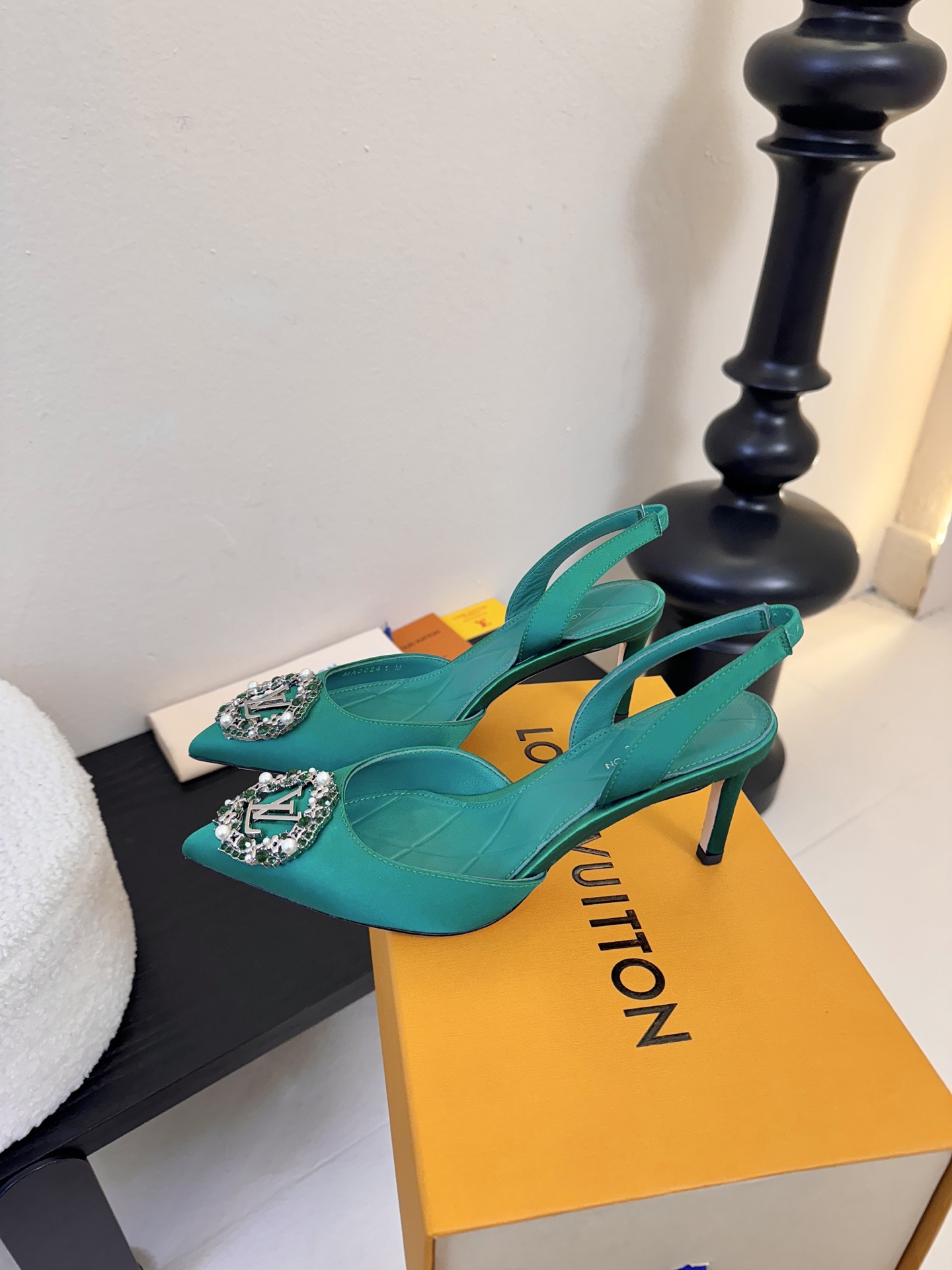 凉鞋 LV驴牌26年新款 珍珠钻扣尖头高跟鞋缎面光泽➕满钻logo,被LV的绝美配色狠狠拿捏！美到跺脚，