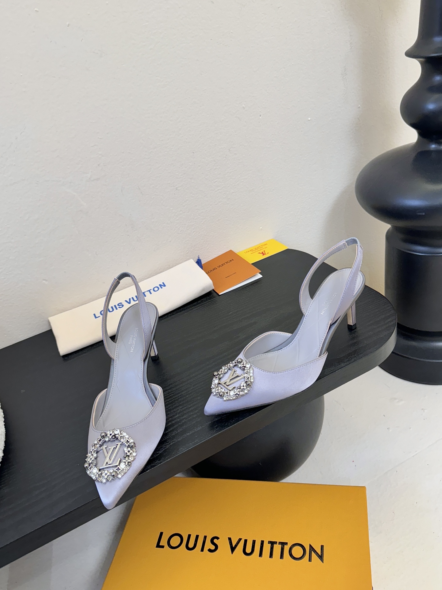 凉鞋 LV驴牌26年新款 珍珠钻扣尖头高跟鞋缎面光泽➕满钻logo,被LV的绝美配色狠狠拿捏！美到跺脚，